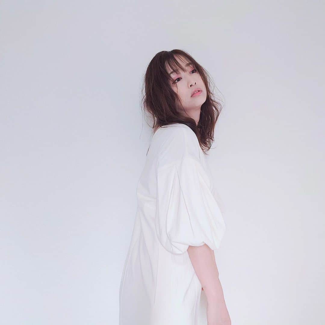 工藤里紗のインスタグラム：「夏ですね🌼 最近太陽の光浴びるのが すきになりました🌞 （今日は曇り雨⤵️）」
