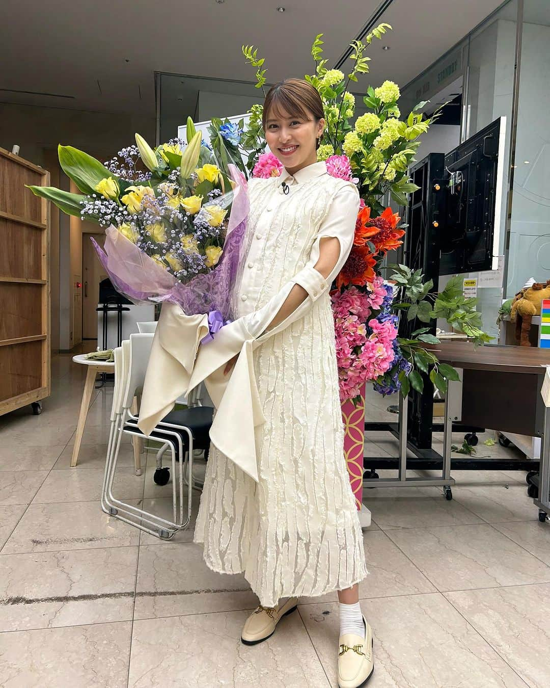 三原勇希のインスタグラム：「先日の #バラいろダンディ 衣装💐 背景妥協しすぎて後悔ww  この回で6月のマンスリーアシスタントも最後でした。TVで毎週の生放送で、コンプラだらけのこの時代に、文化的なものから下世話なニュースまで、リアルに楽しく話せて私は嬉しかったです〜！！また、もっとやりたい🔥🔥🔥 ありがとうございました❤️  シャツとワンピース @aoiwanaka.official ピアスとリング @yvette_jewelry💍」