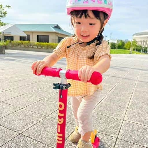 microscooters_japanのインスタグラム：「週末はパパとママと3人で 公園に遊びに行きました 🥰 ⠀  新しく買ったアンパンマンのヘルメットを被って キックボードの練習 🛴✨ ⠀   お外で乗るのは初めてだったのですが 上手にバランスを取って 真っ直ぐ進めていました 🌼  ⠀ 自分で漕げると楽しくて 公園内をずっとキックボードで移動していました 🤭   ⠀ 暑かったのでおやつには アイスとプリンを食べて休憩しました 😋🍮🧡  ⠀  ￣￣￣￣￣￣￣￣￣￣￣￣ キックボード🛴 @microscooters_japan   ￣￣￣￣￣￣￣￣￣￣￣￣  @miumiu21122 さんに⁡⁡⁡⁡⁡ #ミニマイクロ折りたたみデラックスLED　⁡⁡⁡⁡ にお乗りいただきました❤⁡⁡⁡⁡⁡ ありがとうございます☺✨⁡⁡⁡⁡⁡ ⁡⁡⁡⁡ ⁡ ▶ミニマイクロ折りたたみデラックスLED⁡⁡⁡⁡⁡ ⁡⁡⁡⁡⁡ ワンタッチで簡単に折りたたむことができるので⁡⁡⁡⁡⁡ 持ち運び、収納がとっても便利💕⁡⁡⁡⁡⁡ ⁡⁡⁡⁡⁡ 2歳からお使いいただけます👦👧⁡⁡⁡⁡⁡ ⁡⁡⁡⁡⁡ お子様本人が体重移動をすることで簡単に方向転換をすることができ⁡⁡⁡⁡⁡ 走ると光るLEDタイヤ付きで走るたびルンルンウキウキ🎵⁡⁡⁡⁡⁡ ⁡⁡⁡⁡⁡ タイヤ部分のLEDは電池、充電必要ないので⁡⁡⁡⁡⁡ とても便利です🔋🙅❕⁡⁡⁡⁡⁡ ⁡⁡⁡⁡⁡ 暗い場所でもどこにいるかすぐに分かるので⁡⁡⁡⁡⁡ 保護者の方も安心です😊⁡⁡⁡⁡⁡ ⁡⁡⁡⁡⁡ ブレーキもついているから⁡⁡⁡⁡⁡ 安心してお使いいただくことができます💛⁡⁡⁡⁡⁡ ⁡⁡⁡⁡⁡ 楽しく運動神経、バランス感覚を鍛えることができる⁡マイクロスクーターのキックボードはいかがですか？😉💛⁡⁡⁡⁡⁡  ⁡⁡⁡⁡⁡商品の詳細、購入、お問い合わせはプロフィールのリンクをclick👆⁡⁡⁡⁡⁡ ⁡⁡⁡⁡⁡」