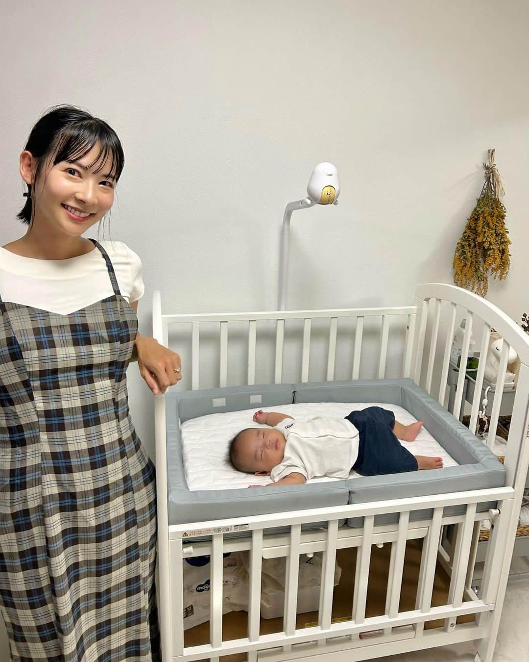 阪本智子さんのインスタグラム写真 - (阪本智子Instagram)「\\PR･お得なクーポンコードあり🐣//  毎日使っている育児のオススメお助けグッズを紹介します！  2人目はベビーベッドで寝かせるぞ✊ と出産前から決めていたので絶対に必要だなと思っていた ベビーモニター👀  見た目の可愛さと機能性でCuboAiを選びました🧡  かのあが生後1ヶ月の頃からずっと見守ってくれている鳥さん🥹🙏  スマホと連携できて赤ちゃんの危機を感じたら 瞬時に通知してくれる優れもの！ アラーム音が鳥の声なのも素敵🐤🎵  我が家はセンサーパッドと合わせて使っているんですが、 少しの振動でも感知してアプリに表示してくれるので生きているかの確認がすぐにできて本当に安心🥲✨  さらに！ 温度と湿度に敏感な赤ちゃん👶🏻 暑いの？🥵寒いの？🥶がわかりづらいうえに、 適温じゃないと泣いちゃうよね😭  CuboAiは、指定した快適な温度と室温が範囲を超えると教えてくれるので🌡️それに合わせて服装を考えたりブランケットの厚みを変えたりしています✨  高画質カメラで定期的に写真を残してくれるのも嬉しい🩷 成長を感じられるなぁ🥹✨  クーポンコード【TOMOKO2023】で1500円OFFになるので赤ちゃんをベビーベッドで寝かせたい方はぜひ🤣！   @cuboai_japan   #cuboaiスマートベビーモニター #cuboaiのある生活 #cuboai #ベビーベッド #兄弟ママ #2歳差育児 #阪本智子」7月5日 18時18分 - tomoko_sakamoto423