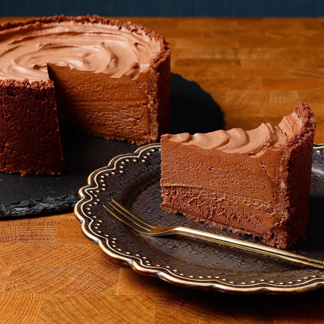 eguchikazuakiのインスタグラム：「<チョコムースケーキのレシピ>  今日のレシピは材料3つ ゼラチンは使わずに最高の口どけを実現させるチョコムースケーキ  めちゃくちゃ滑らかな仕上がり チョコの固まる力だけで作るムースはレベルが違う食感です  レシピはこちら ↓↓ チョコムースケーキ 15cm丸型1台分 ◆土台 クッキー180g ビターチョコ100g ◆ムース ビターチョコ150g 生クリーム400g  言わなくてもいい大切なポイントを説明しました、お菓子屋さんでも気にしないかも。 ただ気にして作るとレベルの違うムースが誕生します  詳しい作り方は今日の20時に公開するのでぜひ見てくださいね  このケーキ好きすぎて食べすぎちゃうのが難点 ぜひ作ってみてください👋🏻  #chocolatemousse #mousse #moussecake #moussecakes #ganache #ganachecake #cookie #youtuberecipe #pastryrecipe #easyrecipe #cookingrecipe #homecooking  #chocolatelover」