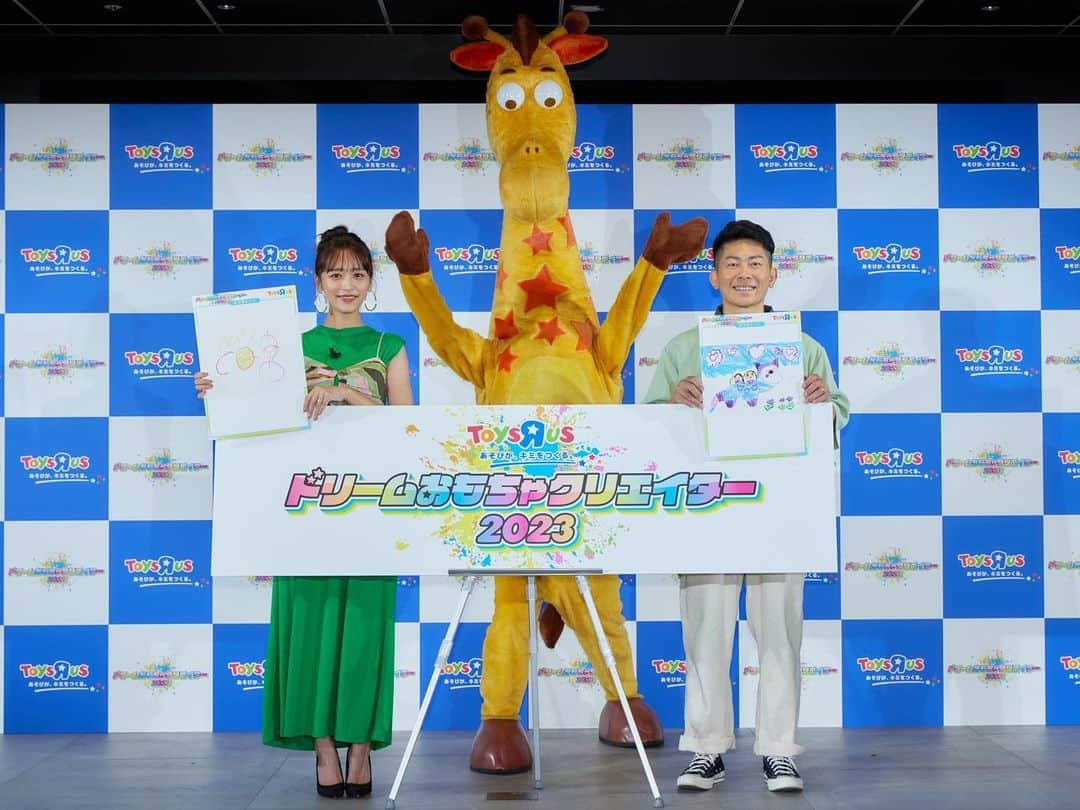 近藤千尋のインスタグラム：「今日はトイザらスさんの #ドリームおもちゃクリエイター  のイベントに登壇させて頂きました💗 夫婦で久々のイベント嬉しい❤️😍 ジェフリーにも会えて 嬉しかったなぁ🥰🤍🤍 家族で大好きなトイザらス🫶🏻 子供達が描いた絵を紹介したり あっという間の時間でした🤲  #近藤千尋衣装  one-piece @rosebud_official bustier @bananarepublic_jp pierce @unoaerre_japan」