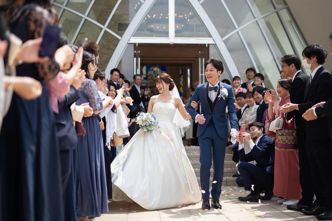 ホテル国際21のインスタグラム：「※ 【weddingレポート】 みんなからのフラワーシャワー おめでとうの祝福をうけて🩵 新郎新婦からはお菓子ブーケのプレゼント💐  ♥｡･ﾟ♡ﾟ･｡♥｡･ﾟ♡ﾟ･｡♥｡･ﾟ♡ﾟ・。゜♥｡ﾟ♡ﾟ･｡♥｡･ﾟ♡ﾟ･｡♥｡･ﾟ♡ﾟ･｡♥｡. . ブライダルフェア受付中です🎉 ご予約は @hotelkokusai21_bridal の HPから出来ます🌟 . ｡♥｡･ﾟ♡ﾟ･｡♥｡･ﾟ♡ﾟ･｡♥｡･ﾟ♡ﾟ・。゜♥｡ﾟ♡ﾟ･｡♥｡･ﾟ♡ﾟ･｡♥｡･ﾟ♡ﾟ･👰🤵✨  . #ホテル国際21　#ウェディング　#ホテルウェディング　#ブライダル　#長野　#長野結婚式　#長野市結婚式　#長野花嫁 #長野県　#長野市　#結婚式場　#結婚式　#披露宴会場　#チャペル　#衣裳　#ウェディングドレス　#タキシード　#コーディネート　#ヘアメイク　#花嫁ヘア　#花嫁メイク　#ブーケ　#ウェディングケーキ　#全国のプレ花嫁さんと繋がりたい　#花嫁　#プレ花嫁　#卒花　#前撮り　#後撮り　#wedding」