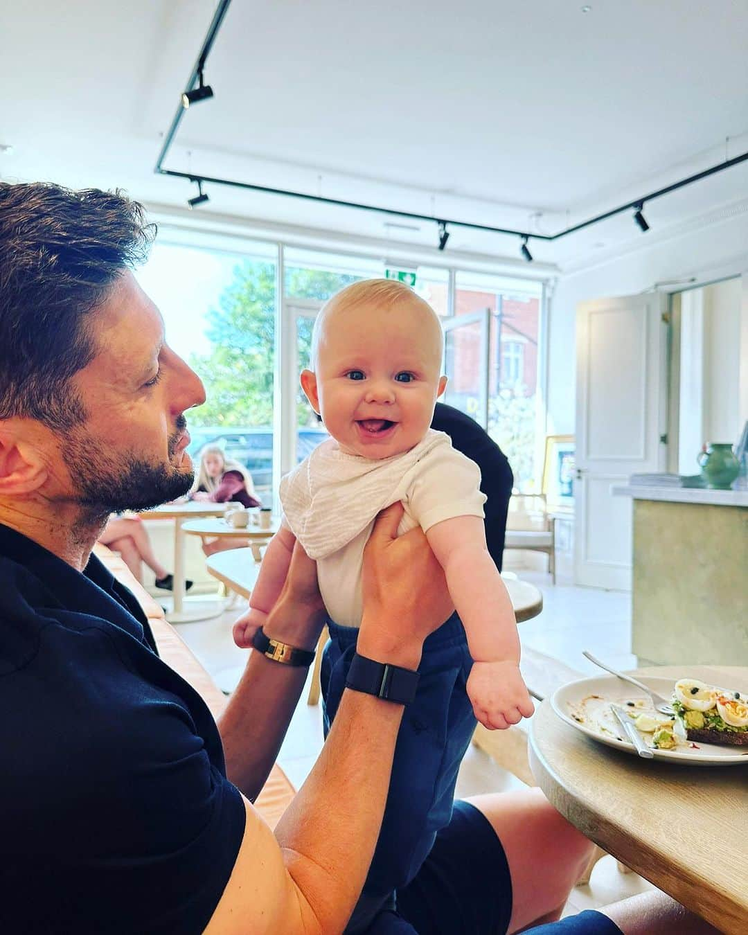 アダム・ララーナのインスタグラム：「Happy boy at breakfast 💙」