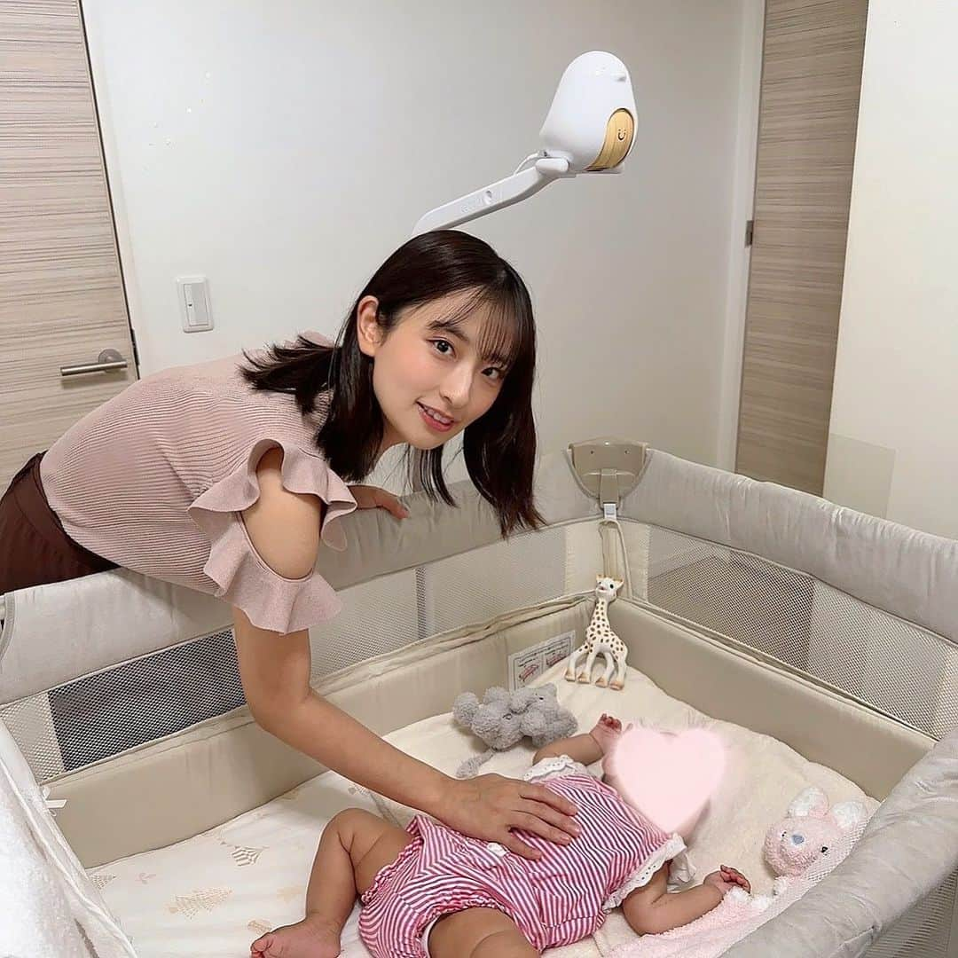 井口眞緒のインスタグラム：「今回は @cuboai_japan さんのPRです👶 ※クーポンコードもあるのでぜひチェックしてください  私は4月から約3ヶ月くらい利用しているのですが 使ってみて1番のお気に入りは 新潟にいるじいじやばあばにも娘の様子を見せれる機能が付いていることです✨ 東京と新潟で離れている期間もいつでも孫の様子が見守れることをとても喜んでいて、よかったな〜と感じています！  私自身もCuboAiのおかげで娘を寝かしつけた後は、 安心してリビングで家事ができるので助かっています🙆🏻‍♀️  #cuboaiスマートベビーモニター #cuboai赤ちゃんねんね見守りセット #cuboaiベビーセンサーパッド #cuboaiのある生活 #cuboai  私の専用クーポンコード：MAO2023 （フォロワー様専用の1500円割引クーポンコードは公式サイトにてのみ有効です)  7/10まで20%OFFのプライムデー先行セール開催中！ ☟ここからアクセスしてください URL：https://bit.ly/3OUq2Vy」