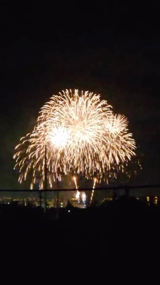 Instagenic Hawaiiのインスタグラム：「. ハワイ時間7月4日の独立記念日にパールハーバーから打ち上がった花火の様子です✨  #ハワイ #花火 #独立記念日 #4thofjuly #7月4日 #祝日 #パールハーバー #夜空」