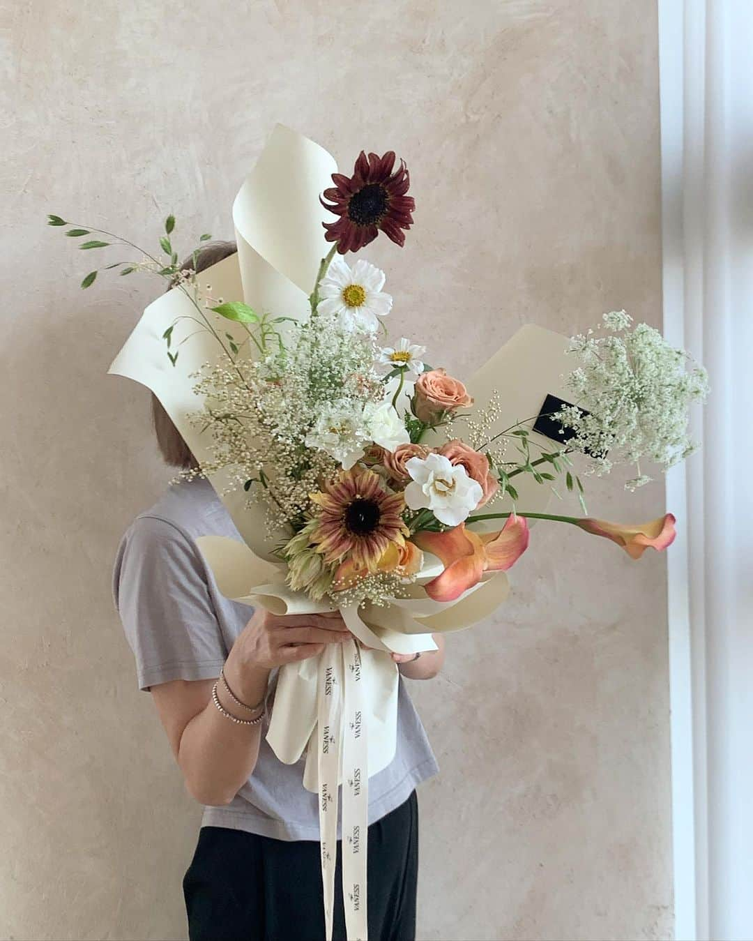 플로리스트 이주연 florist Lee Ju Yeonさんのインスタグラム写真 - (플로리스트 이주연 florist Lee Ju YeonInstagram)「. .  I miss you already💛  I've been happy for 6 days. Thank you 🙏🏻 . #바네스꽃다발 . #vanessflower #florist #flowershop #handtied #flowerlesson #花束 #바네스플라워 #플로리스트 #꽃다발 #부케 #플로리스트학원 #플라워레슨 #중림동꽃집 #서울역꽃집 #꽃다발주문 #꽃수업 #꽃주문  #프로포즈이벤트  #프로포즈 #기업꽃장식 #기업꽃행사 #기업꽃다발 #프로포즈꽃다발 #졸업식꽃다발」7月5日 18時27分 - vanessflower