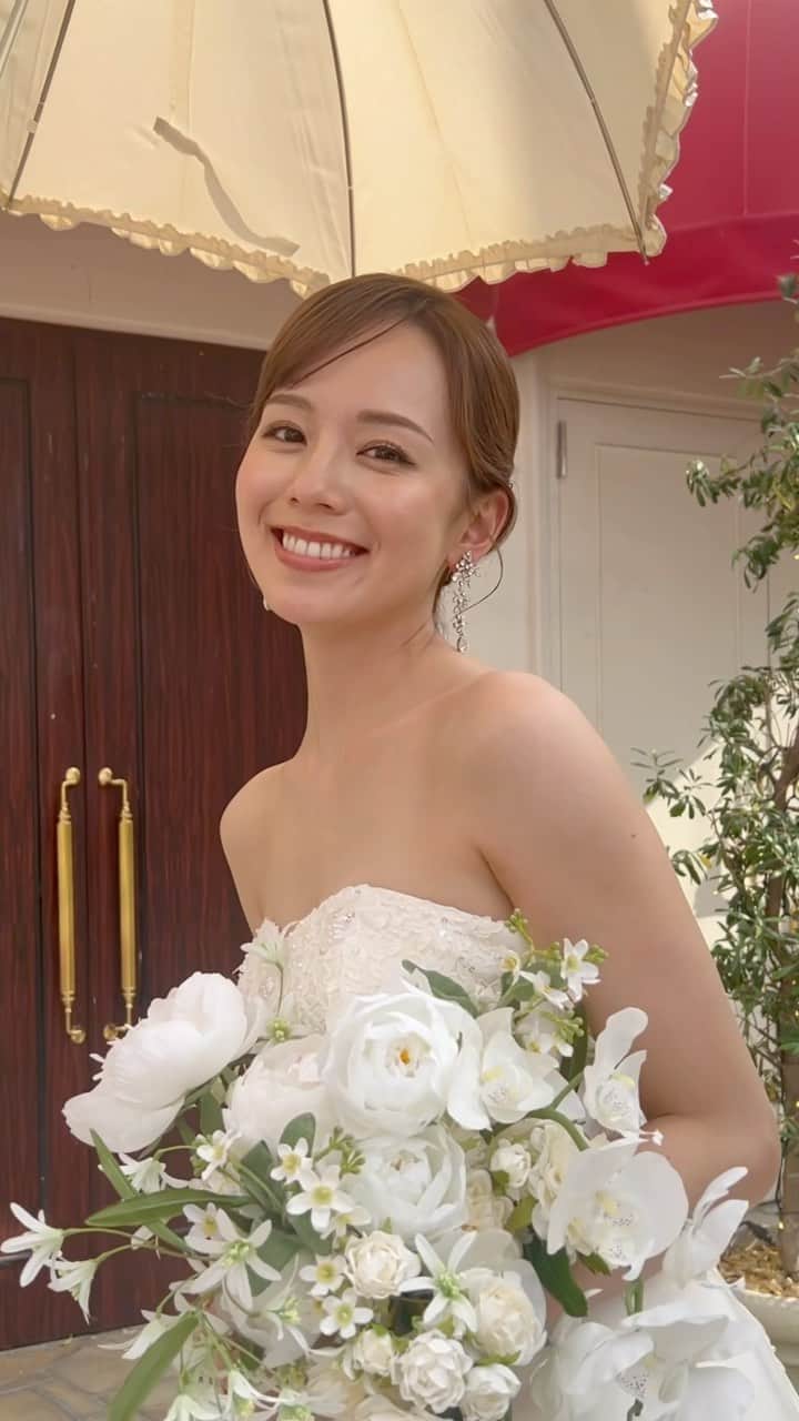 のインスタグラム：「シンプルなスタイリングも好き🎀 夏の撮影は日差しとの戦い🥵  いつも日傘で守ってくださるスタッフさんに大感謝な季節🙇♡  👗 @takamibridal_costume  ⛪️ @anniversaire_esaka   #ブライダルモデル#フリーランスモデル#プレ花嫁#ウェディング#洋装前撮り #結婚式コーデ #結婚式準備 #ウェディングドレス #ウェディングフォト #フォトウエディング #カラードレス#ブライダルメイク #ブライダルヘア」