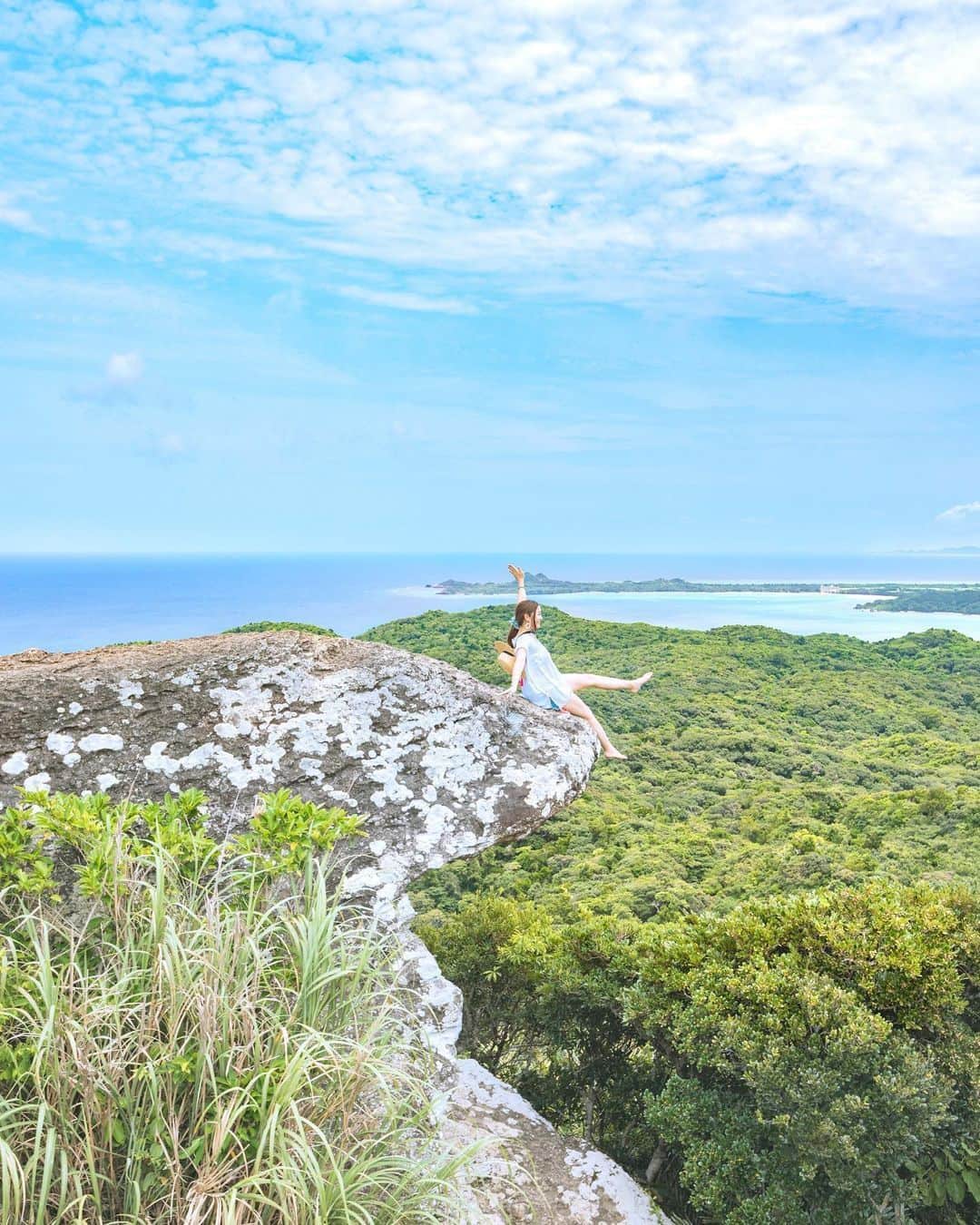 ピーチ・アビエーションのインスタグラム：「石垣島の絶景スポット #屋良部岳 をご紹介！🙌  屋良部岳は、標高216mの山でそこまで高くはないですが、山頂から見える景色が絶景だと人気のスポットとなっています。  山頂までは約15分ほどで着きますが、その道のりは想像以上にハードと言われているため、スニーカーで行くことをおすすめします😊道のりがハードだからこそ、そこから見える景色には感動を覚えるでしょう✨眼下に広がる青い海と緑が美しく、登山の疲れを忘れてしまいそうです。  屋良部岳の大きな特徴は、写真にあるこの突き出している岩。#トロルの舌 とも呼ばれており、ここに座って写真を撮る方が多くいらっしゃいます📸安全には十分に気をつけて、スリル感満載の1枚を撮影してみてください😆  石垣島は他に、世界でも有数の透明度を誇る #川平湾 や世界最大規模の青サンゴ群落を見ることができる #白保海岸 などまるで水族館のような光景をリアルで体験できるスポットが多くあります✨  今年の夏はPeachに乗って、豊かな自然にあふれた石垣島を堪能してはいかがでしょうか？✈️   . . . . . . . . . . . . . . . . . . . . . . . . . . . . . . . . . . . ▶Photo by： @momoyu1125  OOKINI!! ▶Place： #沖縄 . . . . . . . . . . . . . . . . . . . . . . . . . . . . . . . . . . . . Peachでは各就航地で撮影された皆さまのお写真をInstagramでご紹介させていただいています。 #fly_peach をつけて投稿してください✨ . #石垣島観光 #石垣島旅行 #日本の風景 #日本の絶景 #国内旅行 #沖縄好きな人と繋がりたい #旅行好き #絶景スポット #peachaviation #ishigaki #ishigakiisland #okinawatravel #photo_japan #bestjapanpics #instagood」