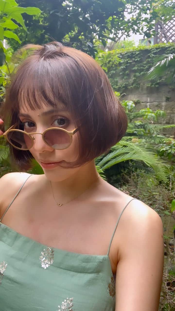 伊藤ニーナのインスタグラム：「ばっさり30cmカット💇‍♀️のイメチェン  どうかな....???🥺ﾄﾞｷﾄﾞｷ  私はとてもとてもとてもお気に入りです🌿🩵  Thank you @dopey0118」