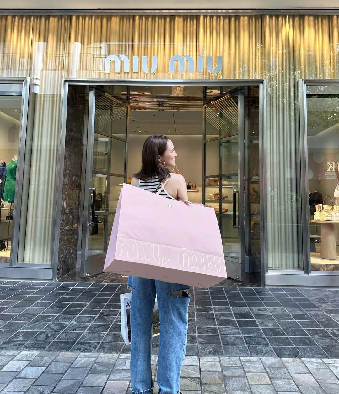 左近鈴乃さんのインスタグラム写真 - (左近鈴乃Instagram)「. Biiiig🛍️🫣💗💗💗  ハワイで使いたくて一目惚れをゲット。 @miumiu 🩰 Uber待ってる時に可愛い場所見つけて🤳🏻🚏♡  早速明日おろそうかなっ☺️🤙🏼  #ハワイ #ハワイ旅行  #miumiu #alamoanacenter」7月5日 18時41分 - suzuno_sakon