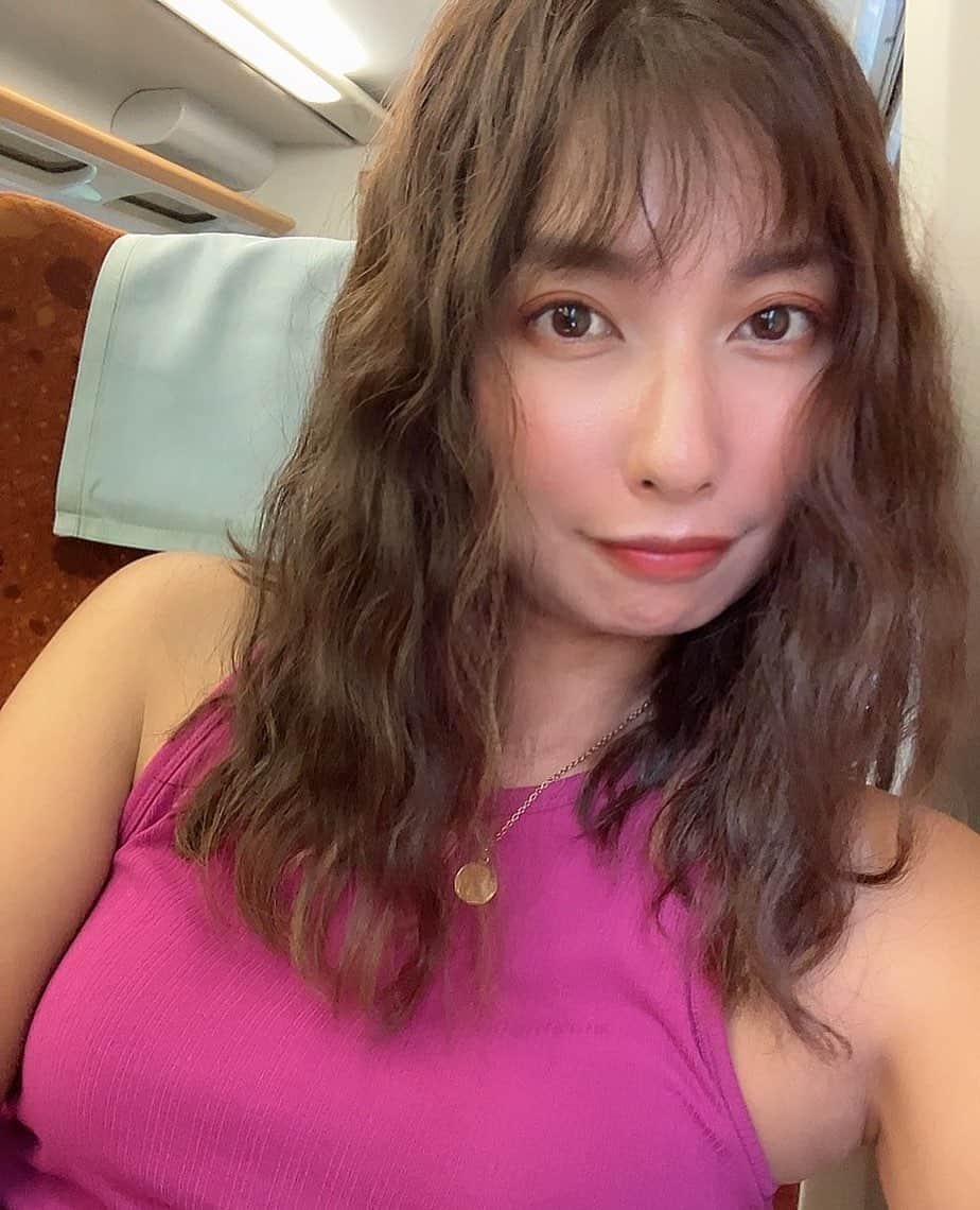 エマ中岡優姫のインスタグラム：「ガタンゴトン🚃 四国に来ております！ 電車で来てレンタカー とても楽だわ✨ サニーちゃんは 水族館と旅館 楽しんでるかな〜🐟☺️？ てか雨やばくて 運転しにくなったわ😭 みんなも気をつけてね❣️ さて、ご飯食べに 行きますかー！ （疲れてベッドから動けない、、） #出張  #四国」
