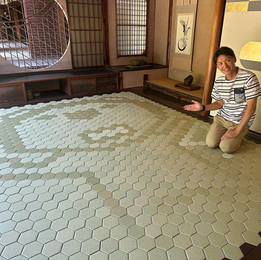 山中真さんのインスタグラム写真 - (山中真Instagram)「・ 世界唯一、畳アーティストの 山田憲司さんの作品を 京都の光明院から生中継。  畳の織り目の向きを変えることで 陰影をつけて表現。 これ大発明だと思うんですが。  和室の装飾が変わりそうです。 特別にらいよんチャンも 作ってもらっちゃいました♪  光明院のご住職は 若手アーティストの支援に 力を入れていて 定期的にいろんな展示を 行っていまして。  有名作庭家、重盛三玲の 美しい枯山水庭園と 合わせてぜひ一度♪  畳アートが見られるのは 7月30日まで！  #mbs #よんチャンtv  #毎日生中継 #山ちゃん中継 #畳アート　#山田憲司 #光明院　#東福寺塔頭」7月5日 18時34分 - makorine1120