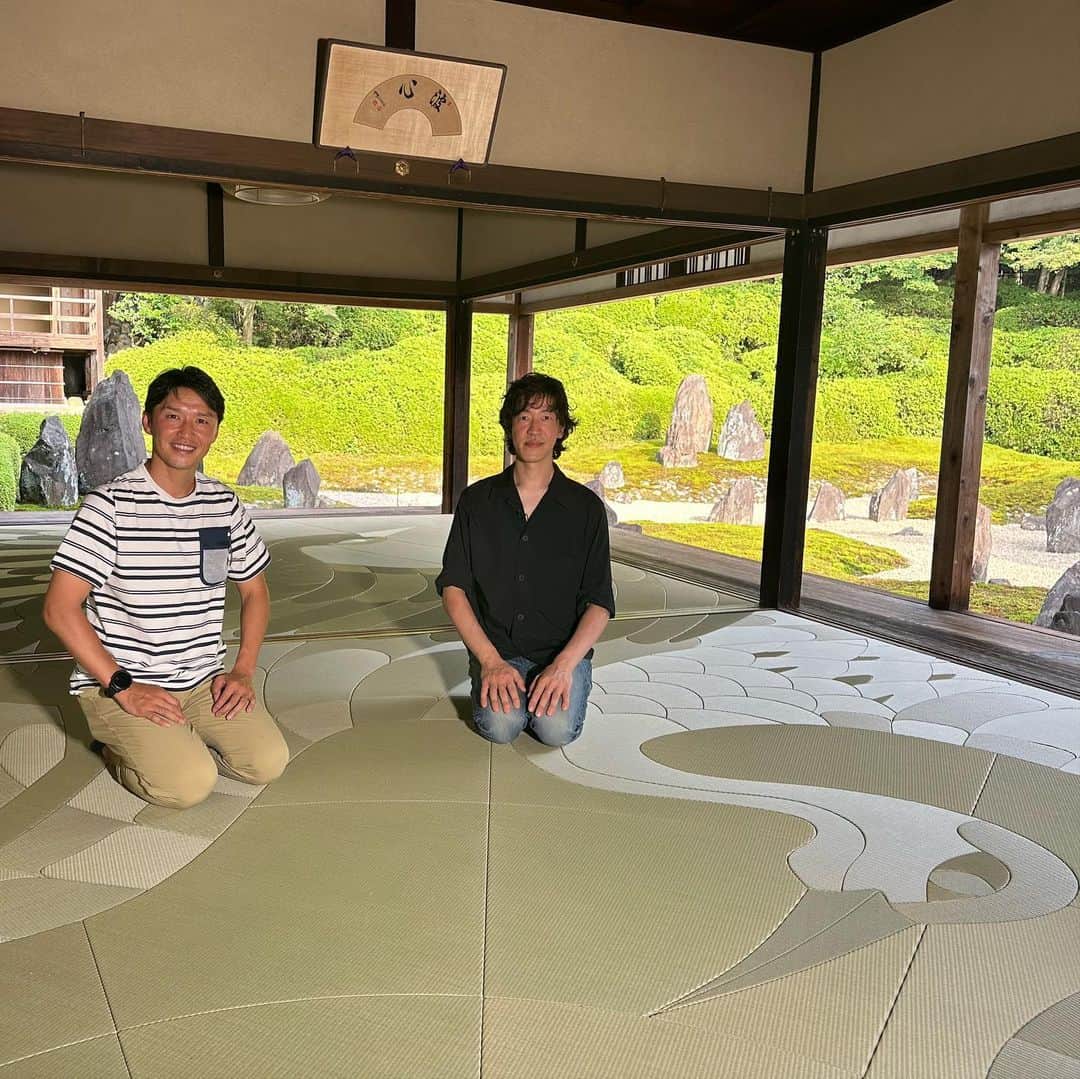 のインスタグラム：「・ 世界唯一、畳アーティストの 山田憲司さんの作品を 京都の光明院から生中継。  畳の織り目の向きを変えることで 陰影をつけて表現。 これ大発明だと思うんですが。  和室の装飾が変わりそうです。 特別にらいよんチャンも 作ってもらっちゃいました♪  光明院のご住職は 若手アーティストの支援に 力を入れていて 定期的にいろんな展示を 行っていまして。  有名作庭家、重盛三玲の 美しい枯山水庭園と 合わせてぜひ一度♪  畳アートが見られるのは 7月30日まで！  #mbs #よんチャンtv  #毎日生中継 #山ちゃん中継 #畳アート　#山田憲司 #光明院　#東福寺塔頭」