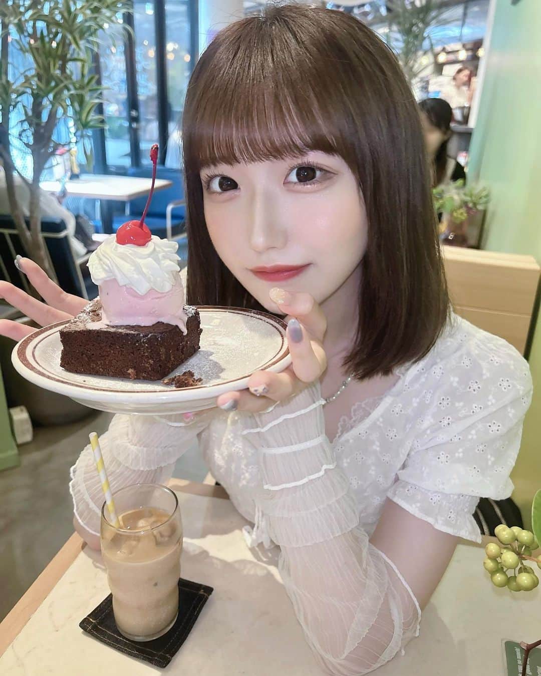 栗原えみるのインスタグラム：「あまあ〜🍒 ・ ・ ・ ・ ・ ・ ・ ・ ・ ・  #hohokamdiner  #原宿カフェ  #表参道カフェ  #カフェ巡り  #アイドル  #ヘアアレンジ  #簡単ヘアアレンジ  #大人ガーリー #ガーリー #ガーリーコーデ  #淡色女子  #ミディアム #自撮り  #自撮り界隈  #内巻きボブ  #地下アイドル #idol #fashion #followme #lfl #fyp #ootd #cafe」