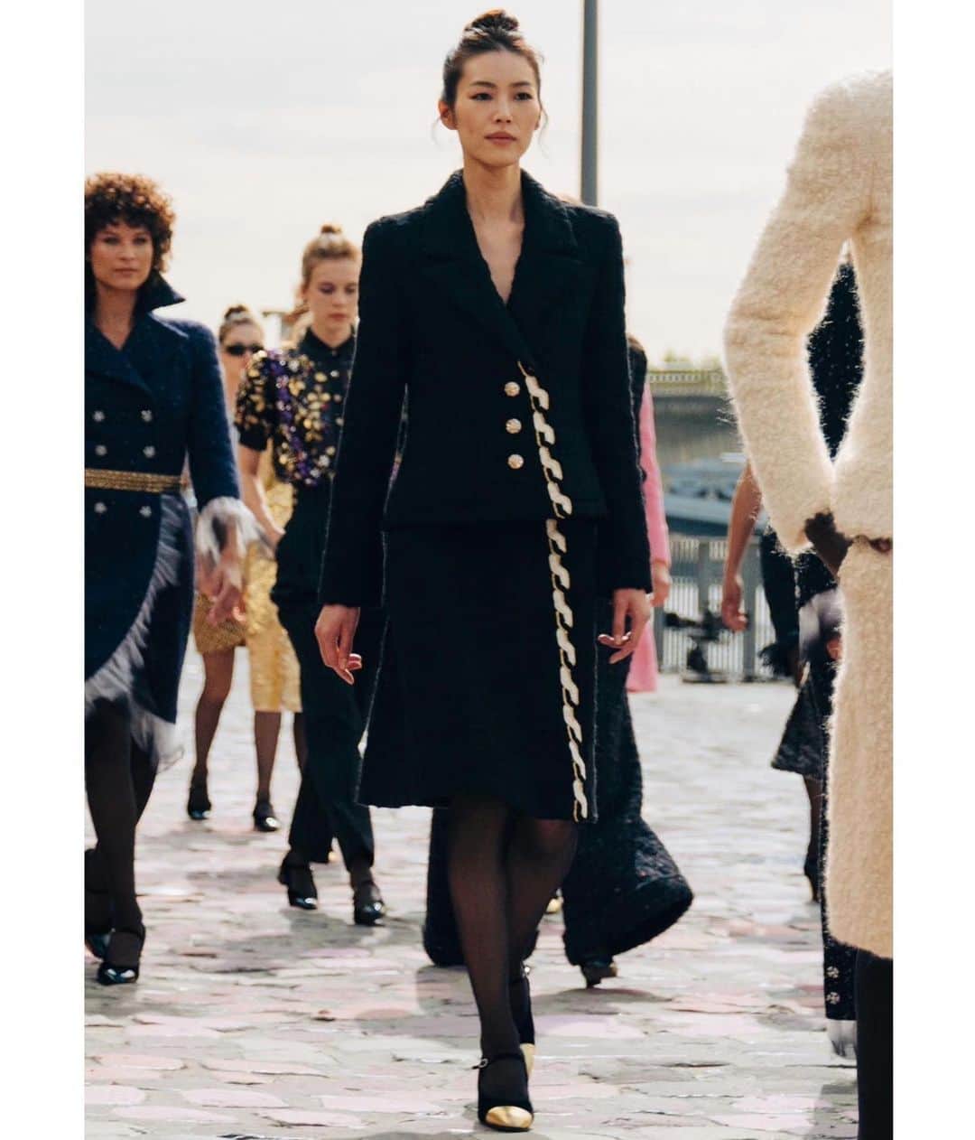 リウ・ウェンのインスタグラム：「Returning to the @chanelofficial runway was such a wonderful and memorable experience! Thank you to @virginieviard @aurelieduclos and the team for including me in the show, and @lisabutlermua @jamespecis for your magic touches.🌞」