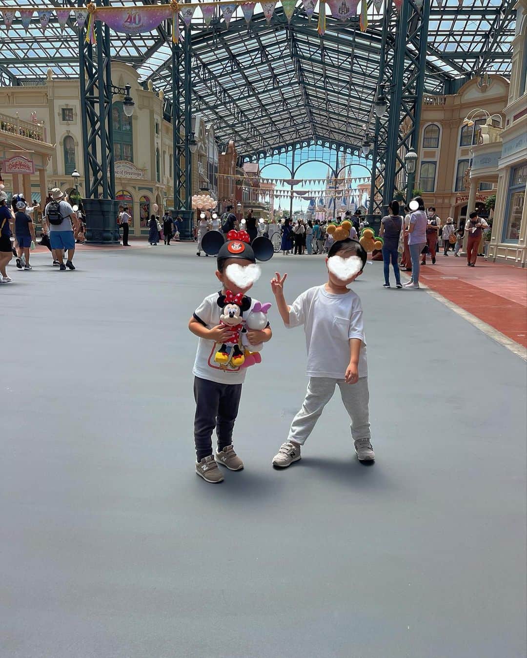 藤田ななみのインスタグラム：「先日の日曜日 何もすることがなく天気もいいし… ということで 急遽前日22時にチケットを取り 子供達と３人でディズニーランドへ🐭 何より日曜日なんて大丈夫かな、 ベビーカーなしで電車乗り継ぎ 帰りは大丈夫かな など色々考えましたが 挑戦してみました👦🏻👧🏻👩🏻笑 混んでるかと思いきや 乗り物ほとんど15分くらいしか 待たないで乗れて ノンストレスで楽しめました🩷 (私たちが行った次の日から夏のイベントが あったみたいでそれで前日はわりかし空いてたのかな) ㅤㅤㅤㅤㅤㅤㅤㅤㅤㅤㅤㅤㅤㅤㅤㅤㅤㅤㅤㅤㅤㅤㅤㅤㅤ #ディズニーランド」