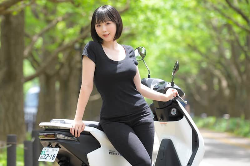 夜道雪さんのインスタグラム写真 - (夜道雪Instagram)「🏍️夜道雪のちょっと寄り道🏍️ コラム更新🆙  ホンダ初！電動バイクEM1 e：に 乗ってみました！❤️ 至って普通のスクーター。でも…。 見た目とは裏腹に走りが凄すぎる…。  ぜひ読んでね！  🔻 bike-news.jp/post/317025  #バイクのニュース」7月5日 18時48分 - yomichiyuki