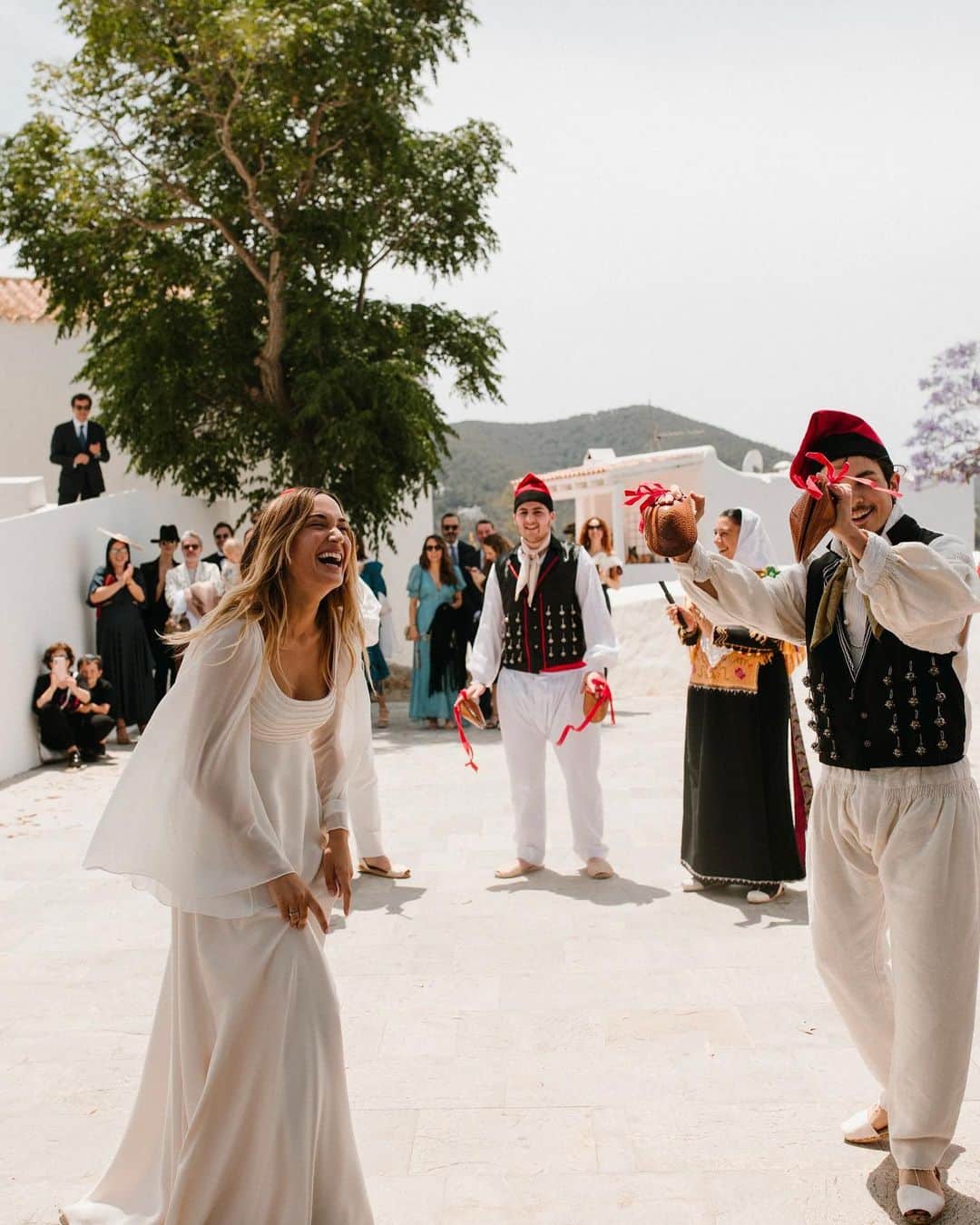 Vogue Españaさんのインスタグラム写真 - (Vogue EspañaInstagram)「Cuando la moda se fue de boda: así fue el enlace en Ibiza entre la creativa @virginia_sancho y el fotógrafo @txemayeste, con estrellas como @ursulolita y @chinodarin entre los invitados y la actuación sorpresa de @azucarmorenoficial. “Lo mejor fue ver a todos nuestros invitados pasárselo en grande. Muchos de nuestros amigos todavía nos preguntan si nos casamos de nuevo”, recuerda la novia. {Puedes ver todas las fotos en el link de la bio} ▪️Fotos: @diasdevinoyrosas  ▪️Texto: @garbicong」7月5日 18時51分 - voguespain