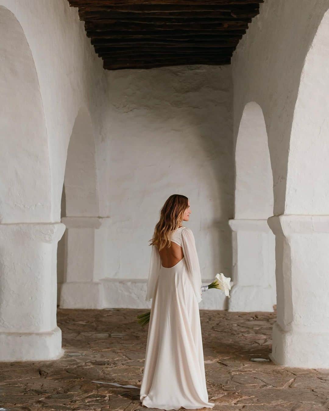Vogue Españaさんのインスタグラム写真 - (Vogue EspañaInstagram)「Cuando la moda se fue de boda: así fue el enlace en Ibiza entre la creativa @virginia_sancho y el fotógrafo @txemayeste, con estrellas como @ursulolita y @chinodarin entre los invitados y la actuación sorpresa de @azucarmorenoficial. “Lo mejor fue ver a todos nuestros invitados pasárselo en grande. Muchos de nuestros amigos todavía nos preguntan si nos casamos de nuevo”, recuerda la novia. {Puedes ver todas las fotos en el link de la bio} ▪️Fotos: @diasdevinoyrosas  ▪️Texto: @garbicong」7月5日 18時51分 - voguespain
