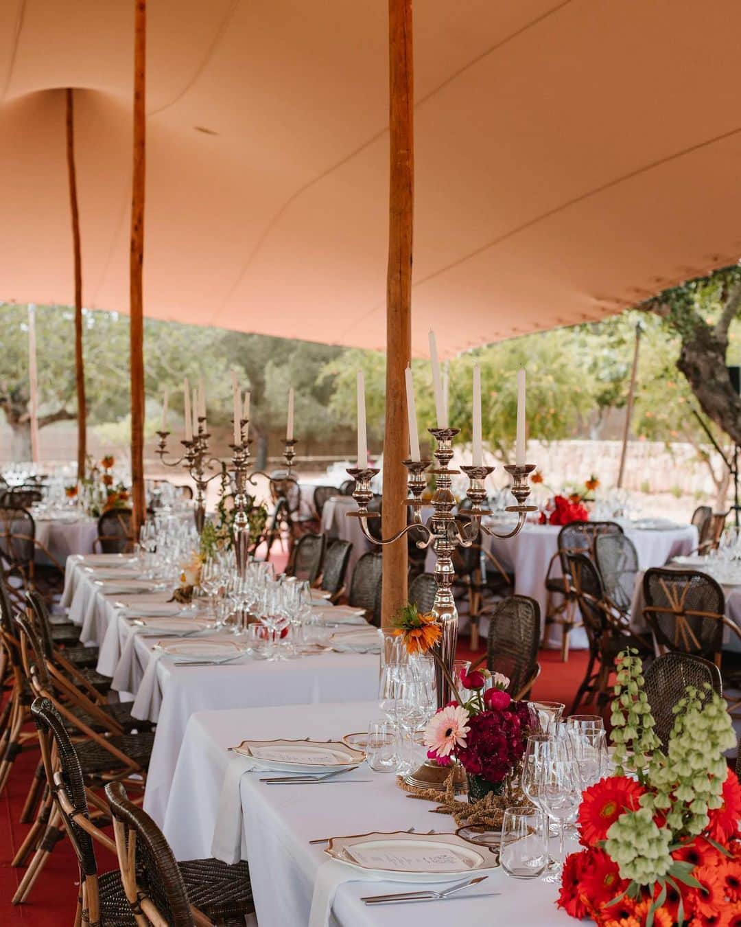 Vogue Españaさんのインスタグラム写真 - (Vogue EspañaInstagram)「Cuando la moda se fue de boda: así fue el enlace en Ibiza entre la creativa @virginia_sancho y el fotógrafo @txemayeste, con estrellas como @ursulolita y @chinodarin entre los invitados y la actuación sorpresa de @azucarmorenoficial. “Lo mejor fue ver a todos nuestros invitados pasárselo en grande. Muchos de nuestros amigos todavía nos preguntan si nos casamos de nuevo”, recuerda la novia. {Puedes ver todas las fotos en el link de la bio} ▪️Fotos: @diasdevinoyrosas  ▪️Texto: @garbicong」7月5日 18時51分 - voguespain