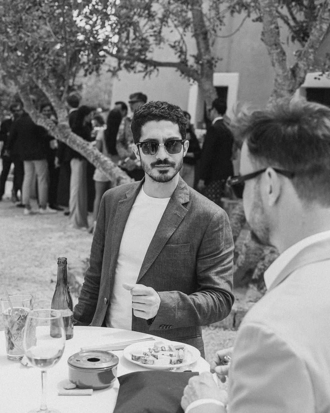 Vogue Españaさんのインスタグラム写真 - (Vogue EspañaInstagram)「Cuando la moda se fue de boda: así fue el enlace en Ibiza entre la creativa @virginia_sancho y el fotógrafo @txemayeste, con estrellas como @ursulolita y @chinodarin entre los invitados y la actuación sorpresa de @azucarmorenoficial. “Lo mejor fue ver a todos nuestros invitados pasárselo en grande. Muchos de nuestros amigos todavía nos preguntan si nos casamos de nuevo”, recuerda la novia. {Puedes ver todas las fotos en el link de la bio} ▪️Fotos: @diasdevinoyrosas  ▪️Texto: @garbicong」7月5日 18時51分 - voguespain