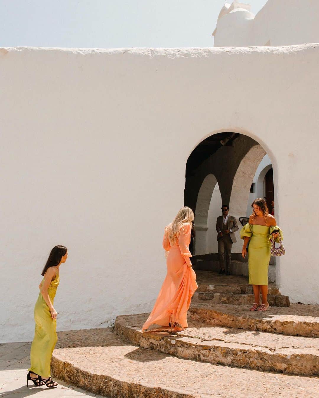 Vogue Españaさんのインスタグラム写真 - (Vogue EspañaInstagram)「Cuando la moda se fue de boda: así fue el enlace en Ibiza entre la creativa @virginia_sancho y el fotógrafo @txemayeste, con estrellas como @ursulolita y @chinodarin entre los invitados y la actuación sorpresa de @azucarmorenoficial. “Lo mejor fue ver a todos nuestros invitados pasárselo en grande. Muchos de nuestros amigos todavía nos preguntan si nos casamos de nuevo”, recuerda la novia. {Puedes ver todas las fotos en el link de la bio} ▪️Fotos: @diasdevinoyrosas  ▪️Texto: @garbicong」7月5日 18時51分 - voguespain