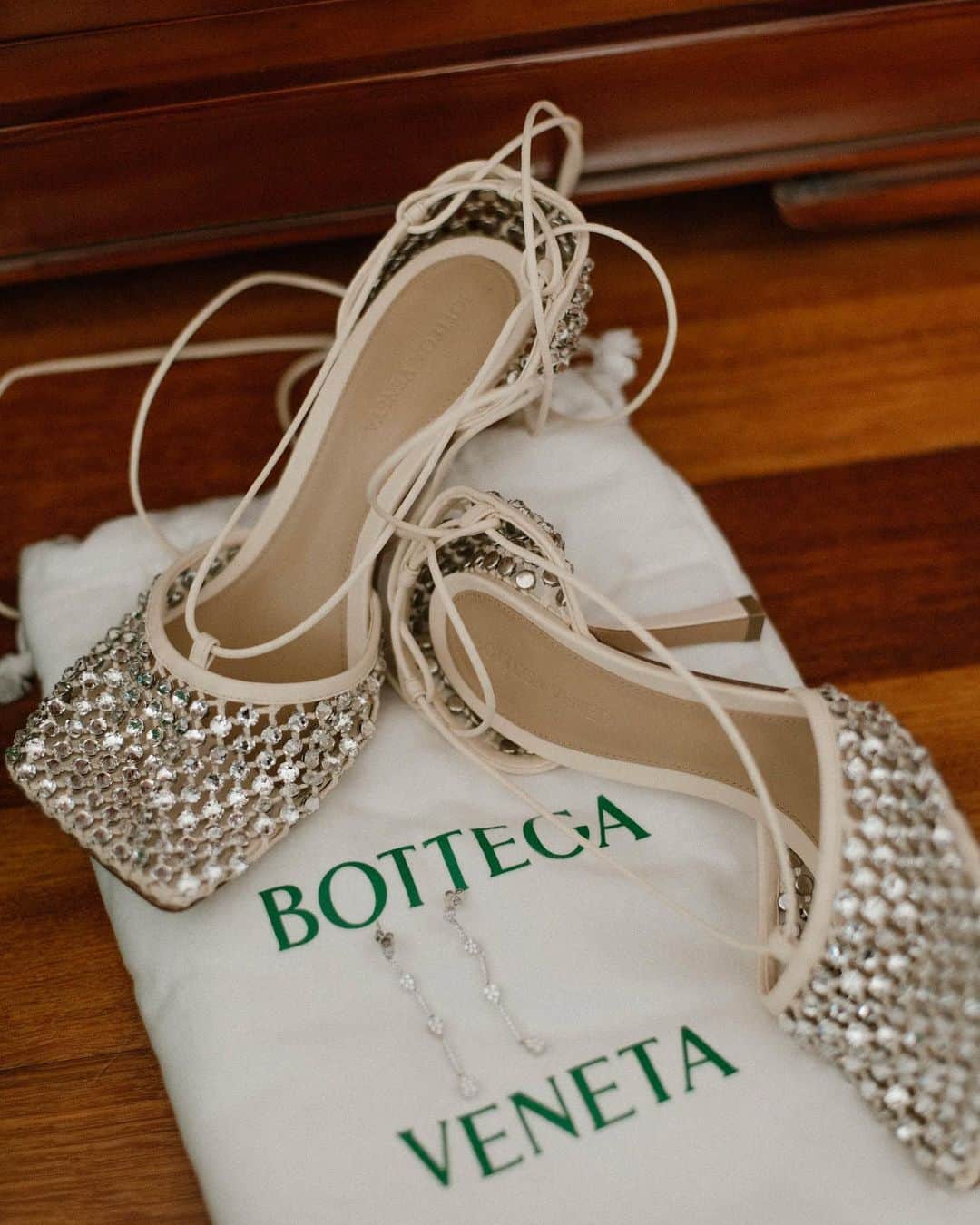 Vogue Españaさんのインスタグラム写真 - (Vogue EspañaInstagram)「Cuando la moda se fue de boda: así fue el enlace en Ibiza entre la creativa @virginia_sancho y el fotógrafo @txemayeste, con estrellas como @ursulolita y @chinodarin entre los invitados y la actuación sorpresa de @azucarmorenoficial. “Lo mejor fue ver a todos nuestros invitados pasárselo en grande. Muchos de nuestros amigos todavía nos preguntan si nos casamos de nuevo”, recuerda la novia. {Puedes ver todas las fotos en el link de la bio} ▪️Fotos: @diasdevinoyrosas  ▪️Texto: @garbicong」7月5日 18時51分 - voguespain