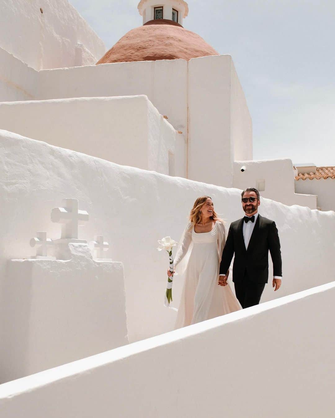 のインスタグラム：「Cuando la moda se fue de boda: así fue el enlace en Ibiza entre la creativa @virginia_sancho y el fotógrafo @txemayeste, con estrellas como @ursulolita y @chinodarin entre los invitados y la actuación sorpresa de @azucarmorenoficial. “Lo mejor fue ver a todos nuestros invitados pasárselo en grande. Muchos de nuestros amigos todavía nos preguntan si nos casamos de nuevo”, recuerda la novia. {Puedes ver todas las fotos en el link de la bio} ▪️Fotos: @diasdevinoyrosas  ▪️Texto: @garbicong」