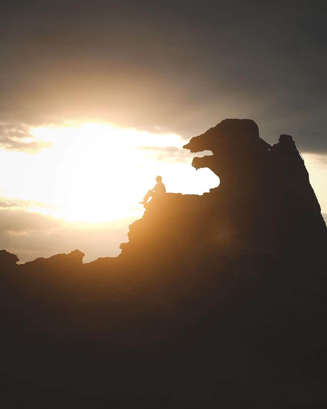階上実穂さんのインスタグラム写真 - (階上実穂Instagram)「男鹿半島最後の締めくくりはゴジラ岩 雲の隙間から夕陽が差し込んで火吹いてるみたいだったー🔥🦖 𝖱𝖤𝖦𝖱𝖤𝖲𝖲のブランドロゴでもある恐竜と会えてさるもご満悦♩¨̮⑅*  夜は楽しみにしてたきりたんぽ鍋🍲 好きすぎて冬キャンではいつも食べてるけど、人生で初めて本場の味を知った。笑  そして謎のじゅんさいとゆう植物 ぷるんぷるんでプチっと食感でめっちゃ美味いの🤤❤️‍🔥❤️‍🔥 大量に買って帰ろうと思ったのにスーパーが閉まってて断念。飽きるまで食べればよかったー🤦🏽‍♀️💦」7月5日 18時51分 - miho_ishigami