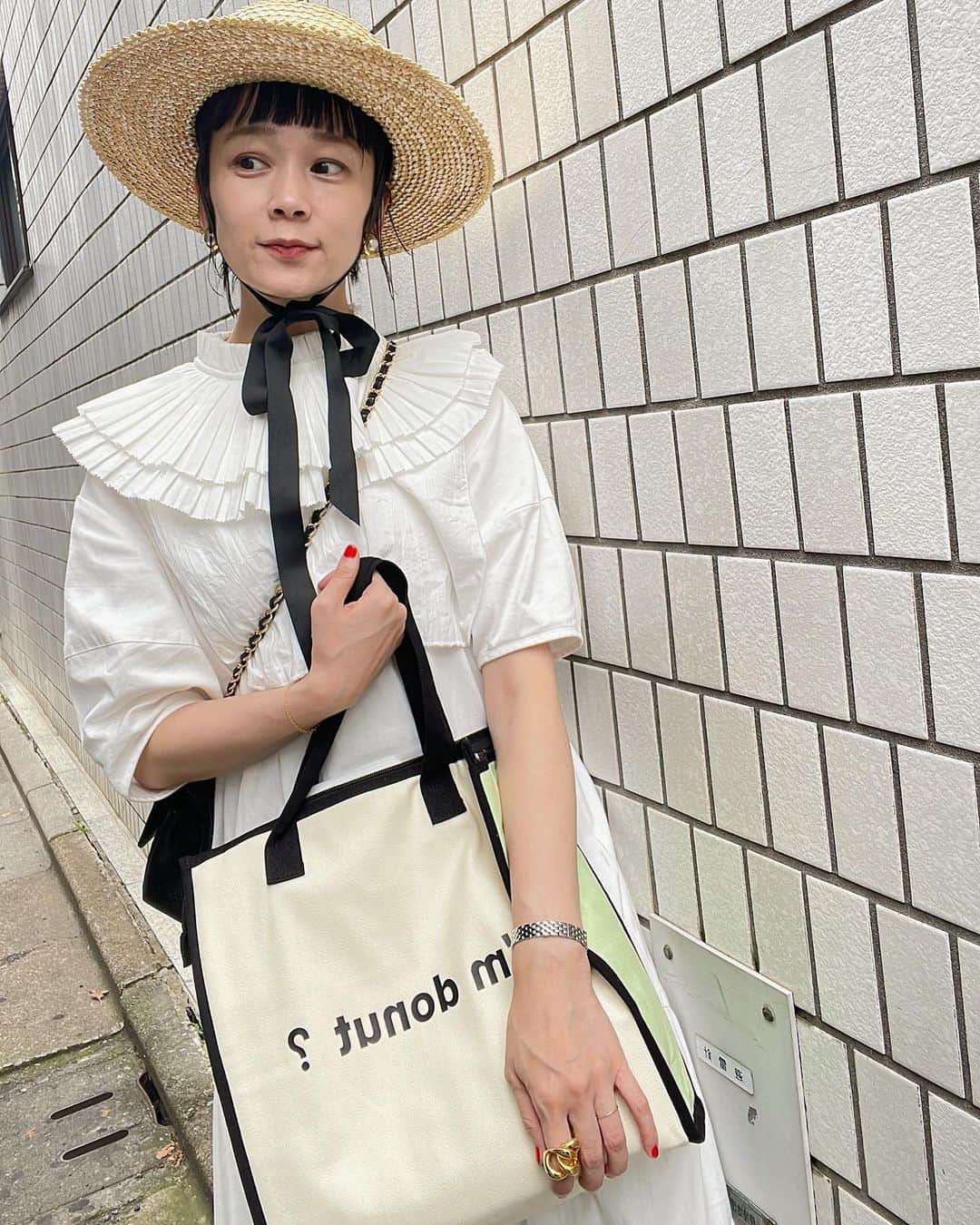 山野ゆりのインスタグラム：「今日は上野のパン屋さんへ🥖 @b2d_ueno  バゲット美味しかった♡  @i.m.donut 保冷バック、今の時期パン屋さん巡りにめっちゃ使える。  @carolina_glaser × @thelittlebakerytokyo × @yuri.yamano  コラボカンカン帽お気に入りで毎日かぶっています。  風強くて襟がすぐクルーン！ってなる」