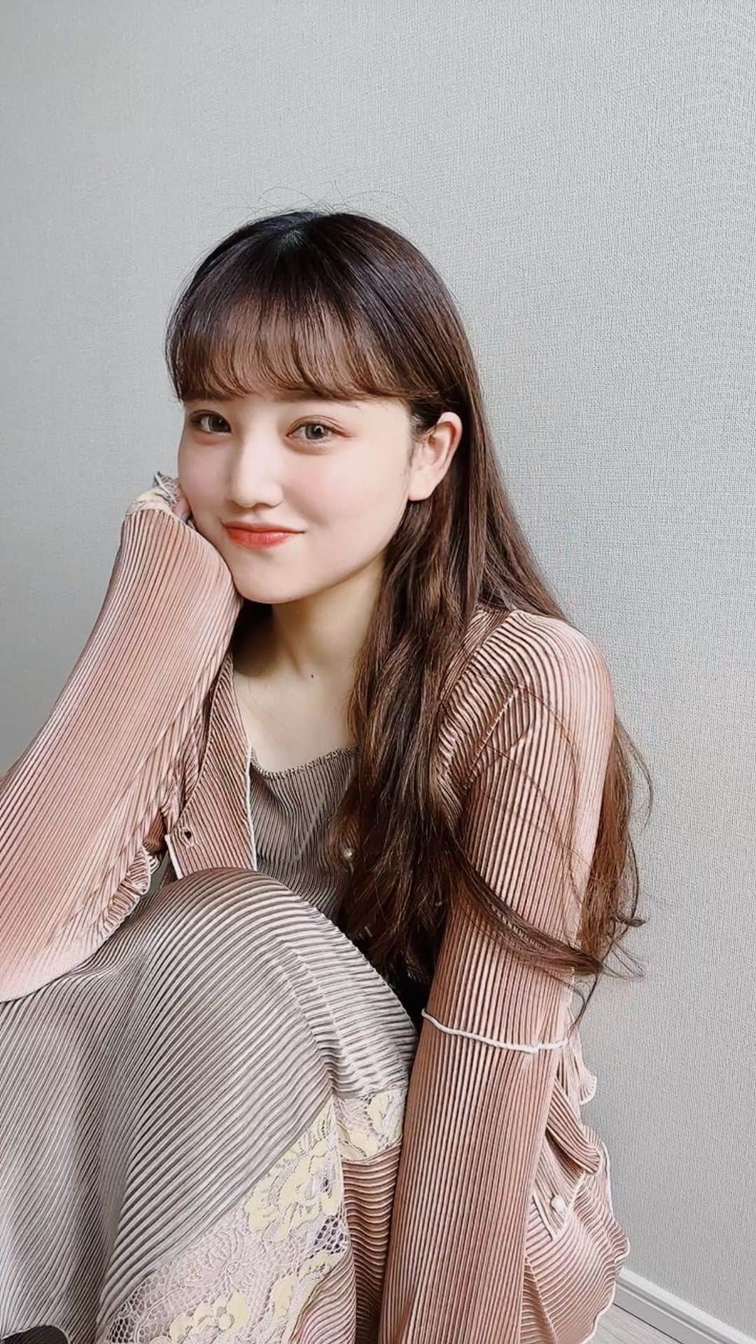 金光みり愛のインスタグラム：「GRWM❤︎  超簡単に大変身できる🙌🏻💐 最近ハマってるハーフウィッグ💗 @pinkage.jp ✨  メイクに使ってる主要なアイテムは リール内に商品名詳しく書いてます🌸  お洋服は @priveve_priveve の プリーツメロウキャミワンピ&カーディガン🌷  . . . . #ウィック#ハーフウィッグ#スーパーロング#フルウィッグ#エクステ#スーパーロングヘア#ロングヘア#grwm#メイク#コスメ#pinkage#ピンクエイジ」