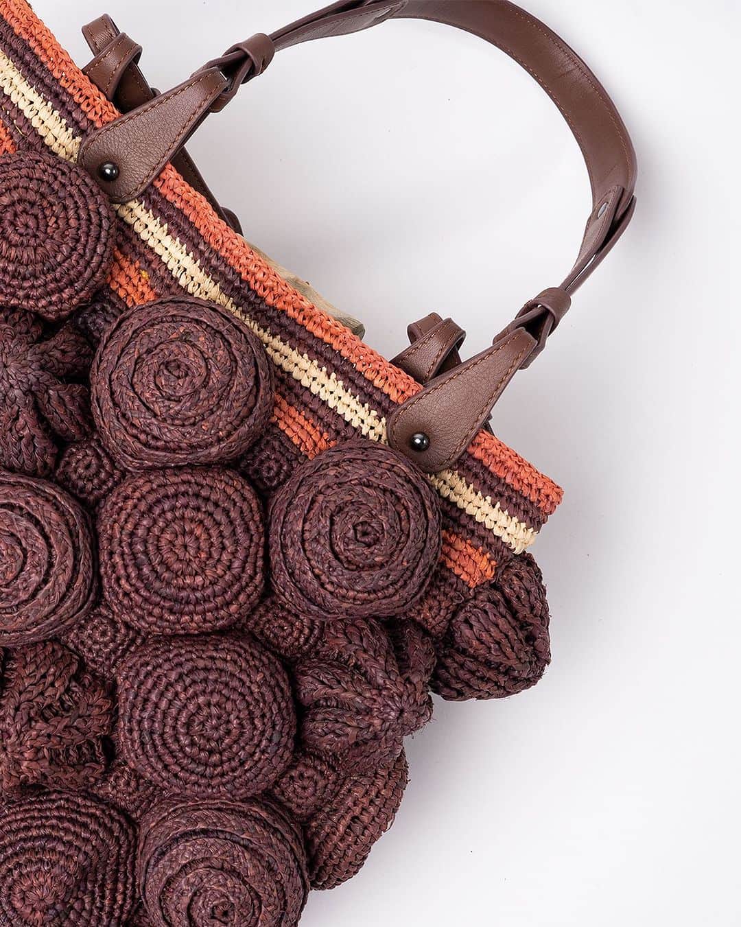 ジャマンピュエッシュのインスタグラム：「Hand-crocheted of raffia in relief, the Rossia bag it the ultimate representation of our artisans' unique expertise. #jaminpuech #raffiabag #summebag #uniquebag」