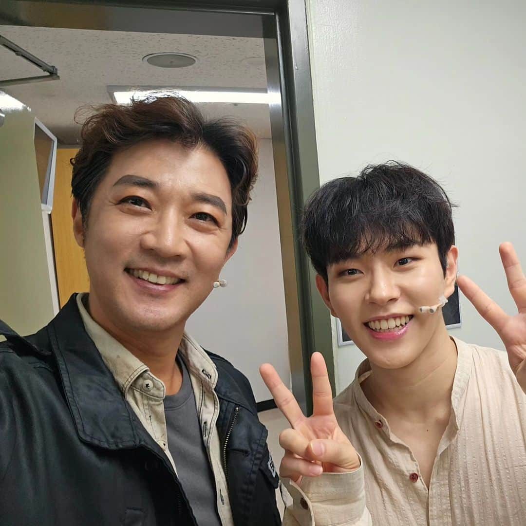 アン・ジェウクのインスタグラム：「#뮤지컬#musical#할란카운티#다니엘 #이병찬#막공  수고했어~좋은 추억으로 기억하자^^~~」