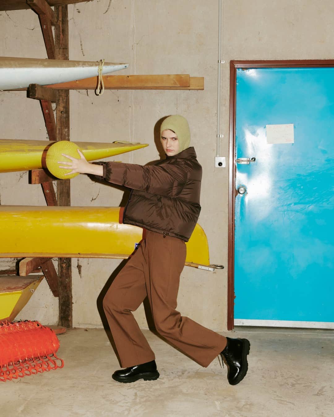 クロークのインスタグラム：「Kloke AWPC23 Voyria is landing ~ #kloke⠀⠀⠀⠀⠀⠀⠀⠀⠀ _⠀⠀⠀⠀⠀⠀⠀⠀⠀ Madison wears the Lyceum reversible puffa & the Alliance balaclava with the Vivus pin tuck pant」