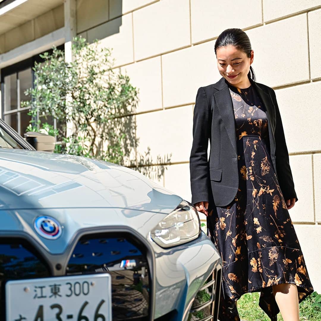 BMW Japanさんのインスタグラム写真 - (BMW JapanInstagram)「THE i4 “駆けぬける歓び”を味わえるひととき。  ワンペダル走行は日常遣いの理想形、スポーツモードは非日常的な運転の楽しさを感じることができると語ったのは、シナモンAI代表 #平野未来 さん。  アクセルを踏み、一瞬で心が解放されるBMW i4 M50（ブルックリン・グレー）の魅力とは。  インタビュー記事は @bmwjapan アカウントトップのURLからチェック。  #FREUDEforever #先駆者が見た景色 #BMW #駆けぬける歓び #BMWJapan #THEi4 #BMWi4 #BMWelectric #electriccar #EVcar #電気自動車」7月5日 19時00分 - bmwjapan
