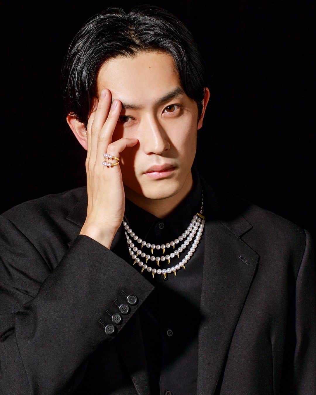 TASAKIさんのインスタグラム写真 - (TASAKIInstagram)「Actor Yosuke Sugino fiercely wears the new ‘danger’ jewellery. This captivating style boasts an edgy look suitable for everyday and special occasions alike.  俳優の杉野 遥亮さんがまとう「danger (デインジャー)」の新作ジュエリー。 特別な日から、日常まで、シーンを問わないエッジィで妖艶な着こなしを披露しました。  #TASAKI #TASAKIdanger #杉野遥亮 #suginoyosuke」7月5日 19時00分 - tasaki_intl
