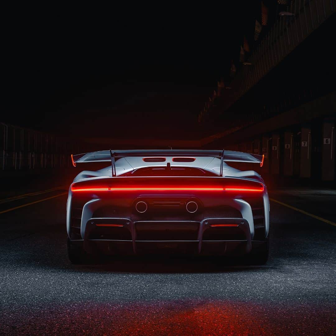 のインスタグラム：「夜のデート： #FerrariSF90XXStradale と共に究極のパワーを解き放つ。アドレナリンレベルをオーバードライブに押し上げる。  #Ferrari #フェラーリ #SF90XXStradale #FerrariSF90XX #LuxuryLifestyle #LuxuryCars #CarLifestyle #Ferraristi #ラグジュアリーカー #新車発表」