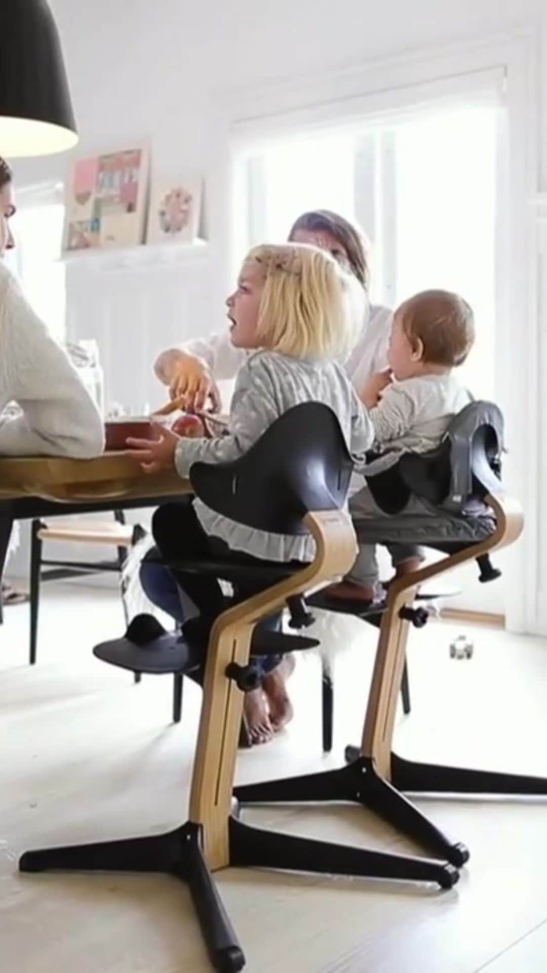 Stokke Japanのインスタグラム：「子どもの自由な動きをサポートするイス「ストッケ ノミ」 ストッケが誇る、子どもと一緒に成長していくイス「トリップ トラップ」の発売から50年。 「座る」ことを探究し続けた椅子の革命家ピーター・オプスヴィック氏による次なるデザインの「ストッケ ノミ」が発売となります。  #ストッケ #ストッケノミ #stokke #stokkenomi #ベビーチェア #ハイチェア #キッズチェア #子供椅子 #離乳食 #離乳食準備 #お食い初め #成長記録 #離乳食初期 #ハイチェアデビュー #大人まで使える #初めての一生もの #自由に座る #令和5年ベビー #生後5ヶ月 #生後6ヶ月 #ハーフバースデー #新米ママ #出産準備リスト #出産祝い #出産準備 #北欧インテリア #北欧の子育て #シンプルインテリア #モダンインテリア #デザイナーズチェア」
