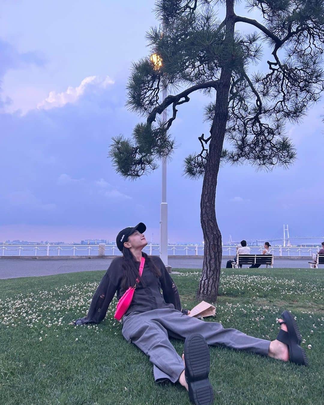 のインスタグラム：「💼 @louboutinworld  👕 @laguagem  👖 @beams_official  🥾 @murua_official  🧢 @newerajapan  @momastorejapan」