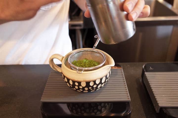 レッツエンジョイ東京さんのインスタグラム写真 - (レッツエンジョイ東京Instagram)「一杯ずつ“淹れる”抹茶ラテが人気の日本茶スタンド🍵😋  西荻窪「Satén japanese tea」は、本格的な抹茶ラテや濃厚な抹茶プリンが味わえる日本茶スタンド。こだわりのドリンクやスイーツを、居心地バツグンの空間で楽しめます。  「抹茶ラテ」（アイス640円）は、抹茶で有名な京都府宇治市の製茶辻喜の抹茶を使用。カウンター席では、どんな風にお茶を淹れるのか、目の前で作っている様子を見ることもできます。  「抹茶プリン」（530円）はとても柔らかく、フルフル、トロトロ！ 濃厚な抹茶の部分と、牛乳や生クリームで作られた白い部分を一緒にすくって召し上がれ。  ランチタイムやちょっと小腹が空いている時は、「あんバタートースト」（550円）もオススメ♪  本格派のお店ながら、その雰囲気は穏やかでカジュアル。気軽に立ち寄って、日本茶の美味しさを楽しんでみて🍃✨  🔸Satén japanese tea @saten_jp 📍東京都杉並区松庵3-25-9 🚉西荻窪  #レッツエンジョイ東京 #おでかけ #おでかけスポット #satén #satenjapanesetea #日本茶カフェ #日本茶スタンド #日本茶 #西荻カフェ #西荻窪カフェ #東京カフェ #東京カフェ巡り #カフェ部 #カフェ好き #カフェ好きな人と繋がりたい #カフェ好き女子 #休日カフェ #抹茶ティーラテ #抹茶スイーツ #抹茶 #matcha #抹茶カフェ #抹茶ラテ #抹茶好き #抹茶好きな人と繋がりたい #抹茶プリン #抹茶スイーツ」7月5日 19時01分 - lets_enjoytokyo