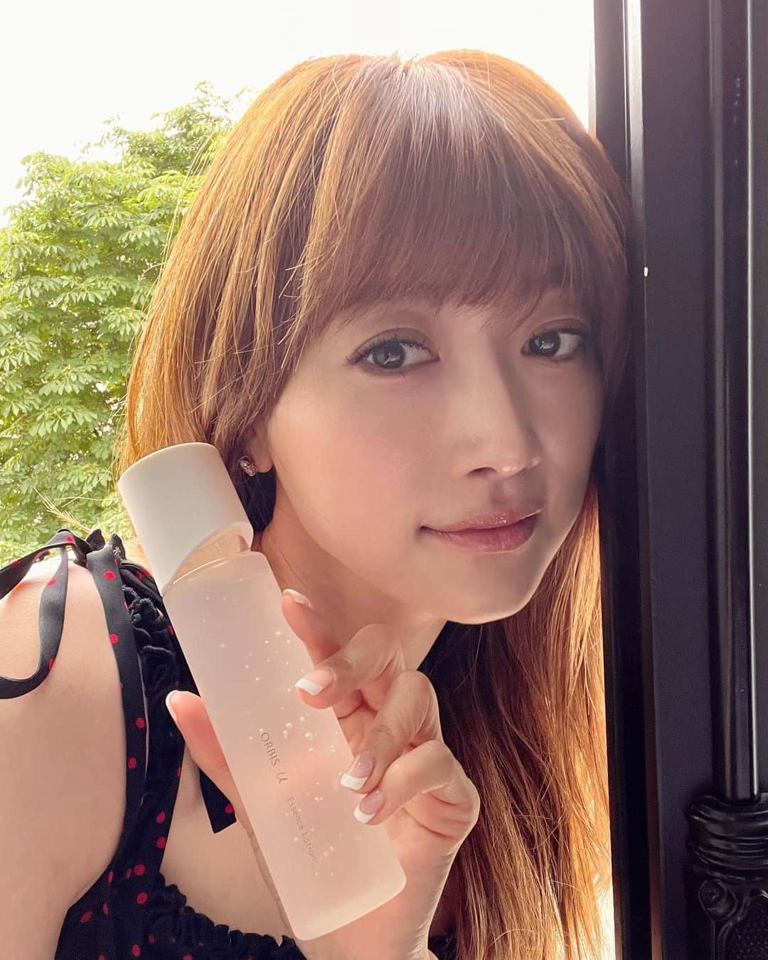 のインスタグラム：「最近のお気に入りは使用感の気持ちいいオルビスユー エッセンスローション🩵 肌馴染みがいいところが気に入っていて続けて使ってみようと思ってるよ✨   いろんな悩みが出てくるけど、うるおいが1番大事だと思うから、高める＆守るケアができるエッセンスローションを使って肌のうるおいをしっかり保つスキンケアを続けたいね🌹   医薬部外品：肌荒れを防ぐ  @orbis_jp   #orbis #オルビス #オルビスユー #とろぱしゃ化粧水 #すべてはうるおい #スキンケア #化粧水」