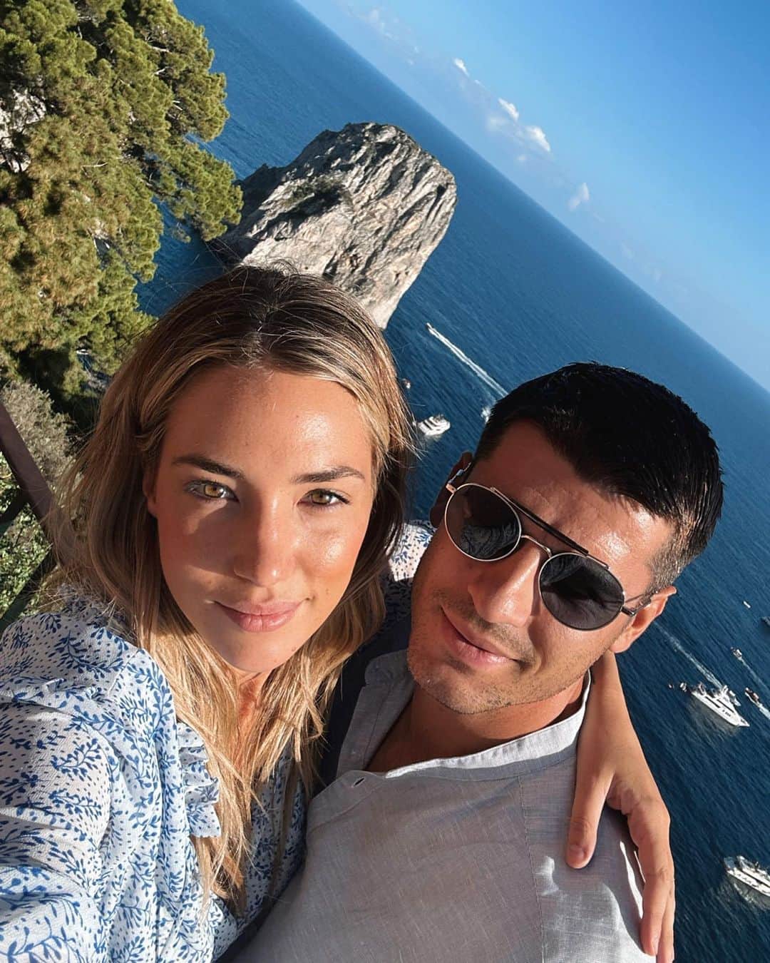 アルバロ・モラタのインスタグラム：「Uno dei posti più magici che abbiamo mai visto 😍 : -appena arrivati a Capri, la vista dal nostro hotel  -limoni ovunque 😍 -taxi all’aperto  -abbiamo mangiato senza fine e troppo bene da @ilriccioanacapri  -la vista di notte dopo le nostre infinite passeggiare」