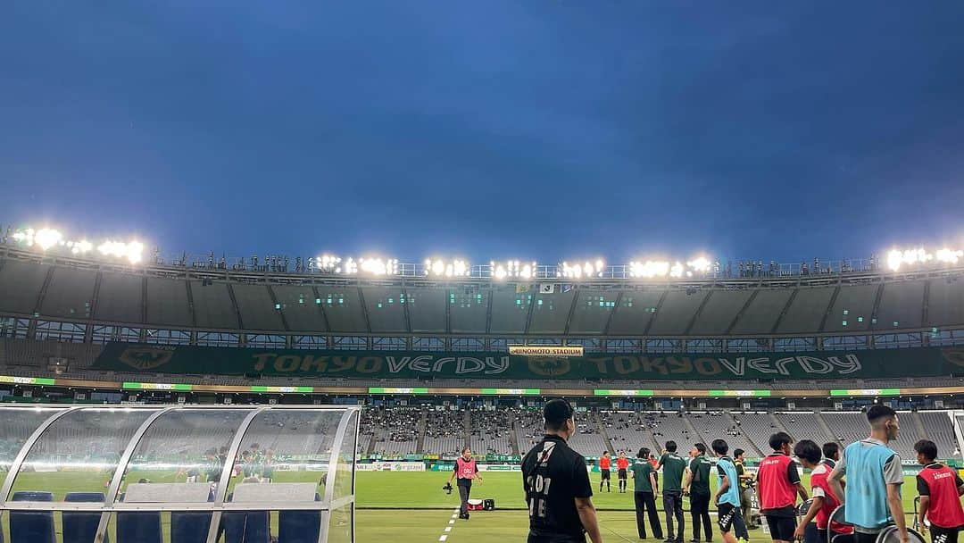 安田美香さんのインスタグラム写真 - (安田美香Instagram)「⚽️#東京ヴェルディ vs #V・ファーレン長崎　まもなくキックオフ！  🎤#DAZN 解説 #佐藤勇人 さん  実況 #中村義昭 さん リポーター #安田美香  小雨がぱらついている @味の素スタジアム🏟️  2位と5位の上位対決です！  #東京V長崎 #verdy #vvaren #jリーグ」7月5日 19時02分 - mika.yasuda.horipro