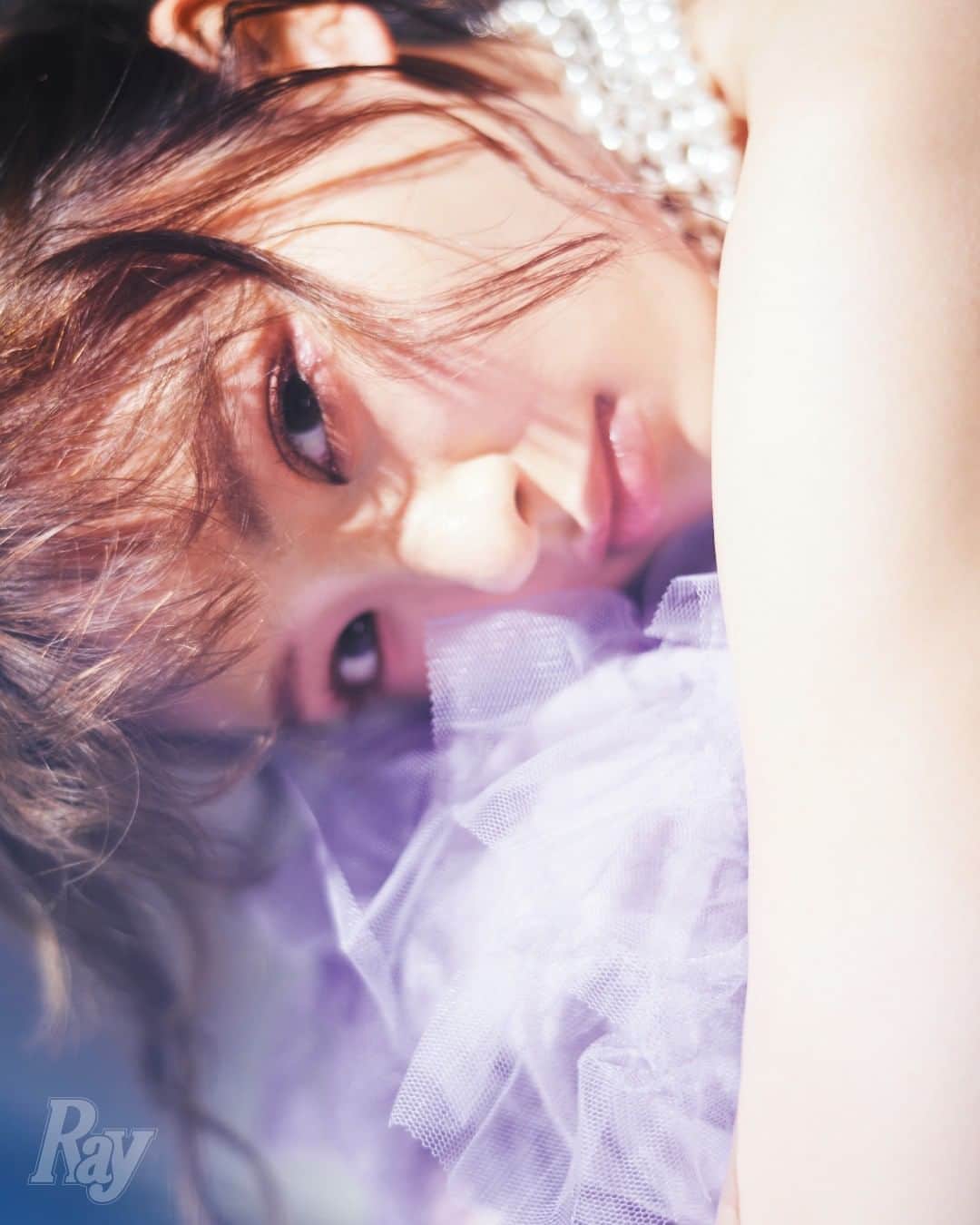 Rayのインスタグラム：「しんしんこと #新澤菜央 ちゃんがRayを卒業します🌸  2022年のRay9月号に専属モデルとして初登場したしんしん。 限定1年間の任期を終え、 現在発売中の #Ray8月号 をもってRayを卒業します。 ありがとうございました♡  誌面では、これまでの1年間を振り返り Rayの撮影での思い出や モデルとしての想いを語ってくれています✨ コメント欄でみんなの感想を聞かせてくださいね🥺  しんしん卒業の #Ray8月号、ぜひチェックしてください！🤍 . . . . . . Ray 8月号 (6月22日発売) 企画名：新澤菜央、卒業します モデル：#新澤菜央 ( @_shinshin_48 )  #Ray #Ray専属モデル #rayトレンド #プリかわ #プリかわ女子 #ぷりかわ #ぷりかわ女子 #しんしん #NMB48」
