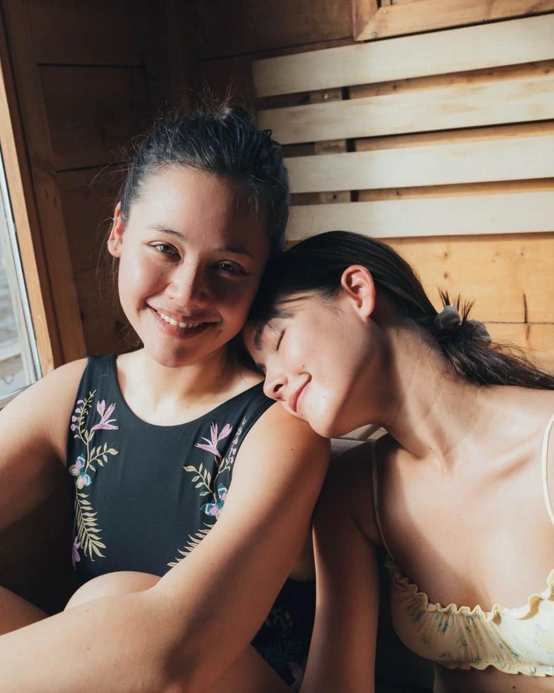 ウッラサヤー・セパーバンのインスタグラム：「It’s P Cat’s day today, well everyday really cuz she’s the best. And she’s also the best blessing I’ve ever been given in life. Ur lil sis loves you 💓👯‍♀️ Happy birthdayyyyy carcar」