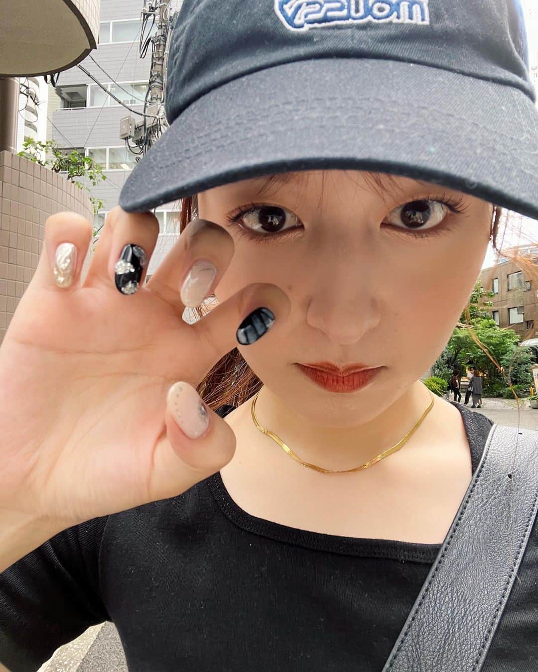 市野莉子さんのインスタグラム写真 - (市野莉子Instagram)「new nail🖤🖤  ブラックかわいすぎるの〜 特にお気に入りは小指のぐるぐる🌀 ハァかわいすぎるな、、 💅🏻 @nana.__6221  #nailart#selfie#twins#ジェルネイル#ネイル」7月5日 19時16分 - riko_ichino