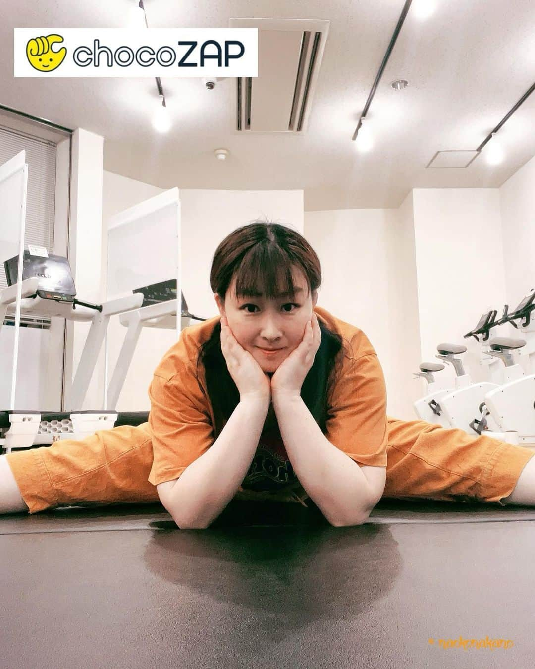 中野菜保子さんのインスタグラム写真 - (中野菜保子Instagram)「. 「男性も使える🏋️ちょこっとが続いてえらいザップ」 @chocozap_official ※お得入会コードは下にあります 写真🍎🍎🍎🍎🍎🍎🍎🍎枚 1:開脚！ 3:エステ 4:脱毛 8:プロテインも！ . ご機嫌いかがですか？（≧∇≦）？  ちょこっとずつが継続してます💪  「RIZAP」監修のコンビニジム "chocoZAP(チョコザップ)"🏋️に 通い始めてもうすぐ3ヶ月！！  偉いザップでしょ？なんてね  続く秘訣はなんといっても 服装が自由で24時間、全国の chocoZAPが使えるのが助かる  ワタシみたいな時間が不規則な フリーランスも まとまった時間のとりにくい多忙な人でも 運動習慣が作れると思いました。  男女比は半々かなという感じで  男性の会社員さんも スラックスとワイシャツでフラッと来て 上腕二頭筋だけ鍛えて帰るヒトとか  ゴルフの打ちっぱなしだけとか。  ストレス発散にも良いんだなと思いました😌  因みに 入会金・事務手数料0円期間があるので それも下部に書いておきます✨ . . 筋肉がしっかりしてきたから 動きが機敏になってきましたw  そろそろ有酸素運動を 適度に組み込もうと思ってます  ジムそのものは予約はいらないけど  セルフエステと脱毛マシンも ゴルフの打ちっぱなしも 予約制なので  「今日はできなかった！😭」 なんてコトがなくて嬉しい。  ワタシは太ももをやっつけていますw . . こないだ聞かれたのが 初心者でも使えるのかってことで  アプリがあるので マシンの使い方もエステの使い方も 動画の説明があるから困らないし  ワタシみたいに慣れてるヒトが 沢山いるから そういう人を観ればすぐわかります . . プロテインも飲んで 引き続き燃やします🔥🔥🔥  ※下記の紹介コードを 「友達紹介のコードの入力」欄に 入力して契約すると お得に入会できます💪 ーーーーーーーーーーーー 2023年7月1日から2023年8月15日まで 「入会金・事務手数料無料O円」  紹介コードと併用可 紹介コード→「 2QXJSL6Z」 ーーーーーーーーーーーー @chocozap_official 🍓 🍓 🍓 #chocozap #健康維持 #隙間時間活用 #リフレッシュ #トレーニング #セルフエステ #セルフ脱毛 #打ちっぱなし #24時間営業 #筋トレ女子 #インストラクター でした #中野菜保子  #俳優 #actor #脚本家 #playwright #scriptwriter #演出家 #director #actress #moviestars #hollywoodstars #映像制作 #舞台制作 #インフルエンサー #コラムニスト #essayist」7月5日 19時15分 - naokonakano8319