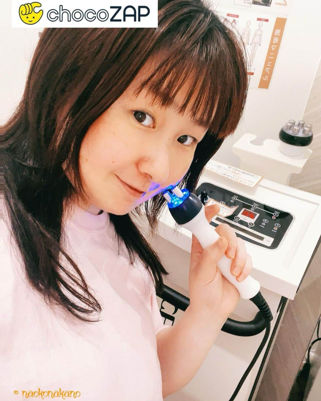 中野菜保子さんのインスタグラム写真 - (中野菜保子Instagram)「. 「男性も使える🏋️ちょこっとが続いてえらいザップ」 @chocozap_official ※お得入会コードは下にあります 写真🍎🍎🍎🍎🍎🍎🍎🍎枚 1:開脚！ 3:エステ 4:脱毛 8:プロテインも！ . ご機嫌いかがですか？（≧∇≦）？  ちょこっとずつが継続してます💪  「RIZAP」監修のコンビニジム "chocoZAP(チョコザップ)"🏋️に 通い始めてもうすぐ3ヶ月！！  偉いザップでしょ？なんてね  続く秘訣はなんといっても 服装が自由で24時間、全国の chocoZAPが使えるのが助かる  ワタシみたいな時間が不規則な フリーランスも まとまった時間のとりにくい多忙な人でも 運動習慣が作れると思いました。  男女比は半々かなという感じで  男性の会社員さんも スラックスとワイシャツでフラッと来て 上腕二頭筋だけ鍛えて帰るヒトとか  ゴルフの打ちっぱなしだけとか。  ストレス発散にも良いんだなと思いました😌  因みに 入会金・事務手数料0円期間があるので それも下部に書いておきます✨ . . 筋肉がしっかりしてきたから 動きが機敏になってきましたw  そろそろ有酸素運動を 適度に組み込もうと思ってます  ジムそのものは予約はいらないけど  セルフエステと脱毛マシンも ゴルフの打ちっぱなしも 予約制なので  「今日はできなかった！😭」 なんてコトがなくて嬉しい。  ワタシは太ももをやっつけていますw . . こないだ聞かれたのが 初心者でも使えるのかってことで  アプリがあるので マシンの使い方もエステの使い方も 動画の説明があるから困らないし  ワタシみたいに慣れてるヒトが 沢山いるから そういう人を観ればすぐわかります . . プロテインも飲んで 引き続き燃やします🔥🔥🔥  ※下記の紹介コードを 「友達紹介のコードの入力」欄に 入力して契約すると お得に入会できます💪 ーーーーーーーーーーーー 2023年7月1日から2023年8月15日まで 「入会金・事務手数料無料O円」  紹介コードと併用可 紹介コード→「 2QXJSL6Z」 ーーーーーーーーーーーー @chocozap_official 🍓 🍓 🍓 #chocozap #健康維持 #隙間時間活用 #リフレッシュ #トレーニング #セルフエステ #セルフ脱毛 #打ちっぱなし #24時間営業 #筋トレ女子 #インストラクター でした #中野菜保子  #俳優 #actor #脚本家 #playwright #scriptwriter #演出家 #director #actress #moviestars #hollywoodstars #映像制作 #舞台制作 #インフルエンサー #コラムニスト #essayist」7月5日 19時15分 - naokonakano8319