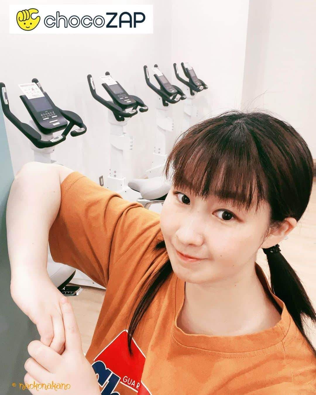 中野菜保子さんのインスタグラム写真 - (中野菜保子Instagram)「. 「男性も使える🏋️ちょこっとが続いてえらいザップ」 @chocozap_official ※お得入会コードは下にあります 写真🍎🍎🍎🍎🍎🍎🍎🍎枚 1:開脚！ 3:エステ 4:脱毛 8:プロテインも！ . ご機嫌いかがですか？（≧∇≦）？  ちょこっとずつが継続してます💪  「RIZAP」監修のコンビニジム "chocoZAP(チョコザップ)"🏋️に 通い始めてもうすぐ3ヶ月！！  偉いザップでしょ？なんてね  続く秘訣はなんといっても 服装が自由で24時間、全国の chocoZAPが使えるのが助かる  ワタシみたいな時間が不規則な フリーランスも まとまった時間のとりにくい多忙な人でも 運動習慣が作れると思いました。  男女比は半々かなという感じで  男性の会社員さんも スラックスとワイシャツでフラッと来て 上腕二頭筋だけ鍛えて帰るヒトとか  ゴルフの打ちっぱなしだけとか。  ストレス発散にも良いんだなと思いました😌  因みに 入会金・事務手数料0円期間があるので それも下部に書いておきます✨ . . 筋肉がしっかりしてきたから 動きが機敏になってきましたw  そろそろ有酸素運動を 適度に組み込もうと思ってます  ジムそのものは予約はいらないけど  セルフエステと脱毛マシンも ゴルフの打ちっぱなしも 予約制なので  「今日はできなかった！😭」 なんてコトがなくて嬉しい。  ワタシは太ももをやっつけていますw . . こないだ聞かれたのが 初心者でも使えるのかってことで  アプリがあるので マシンの使い方もエステの使い方も 動画の説明があるから困らないし  ワタシみたいに慣れてるヒトが 沢山いるから そういう人を観ればすぐわかります . . プロテインも飲んで 引き続き燃やします🔥🔥🔥  ※下記の紹介コードを 「友達紹介のコードの入力」欄に 入力して契約すると お得に入会できます💪 ーーーーーーーーーーーー 2023年7月1日から2023年8月15日まで 「入会金・事務手数料無料O円」  紹介コードと併用可 紹介コード→「 2QXJSL6Z」 ーーーーーーーーーーーー @chocozap_official 🍓 🍓 🍓 #chocozap #健康維持 #隙間時間活用 #リフレッシュ #トレーニング #セルフエステ #セルフ脱毛 #打ちっぱなし #24時間営業 #筋トレ女子 #インストラクター でした #中野菜保子  #俳優 #actor #脚本家 #playwright #scriptwriter #演出家 #director #actress #moviestars #hollywoodstars #映像制作 #舞台制作 #インフルエンサー #コラムニスト #essayist」7月5日 19時15分 - naokonakano8319